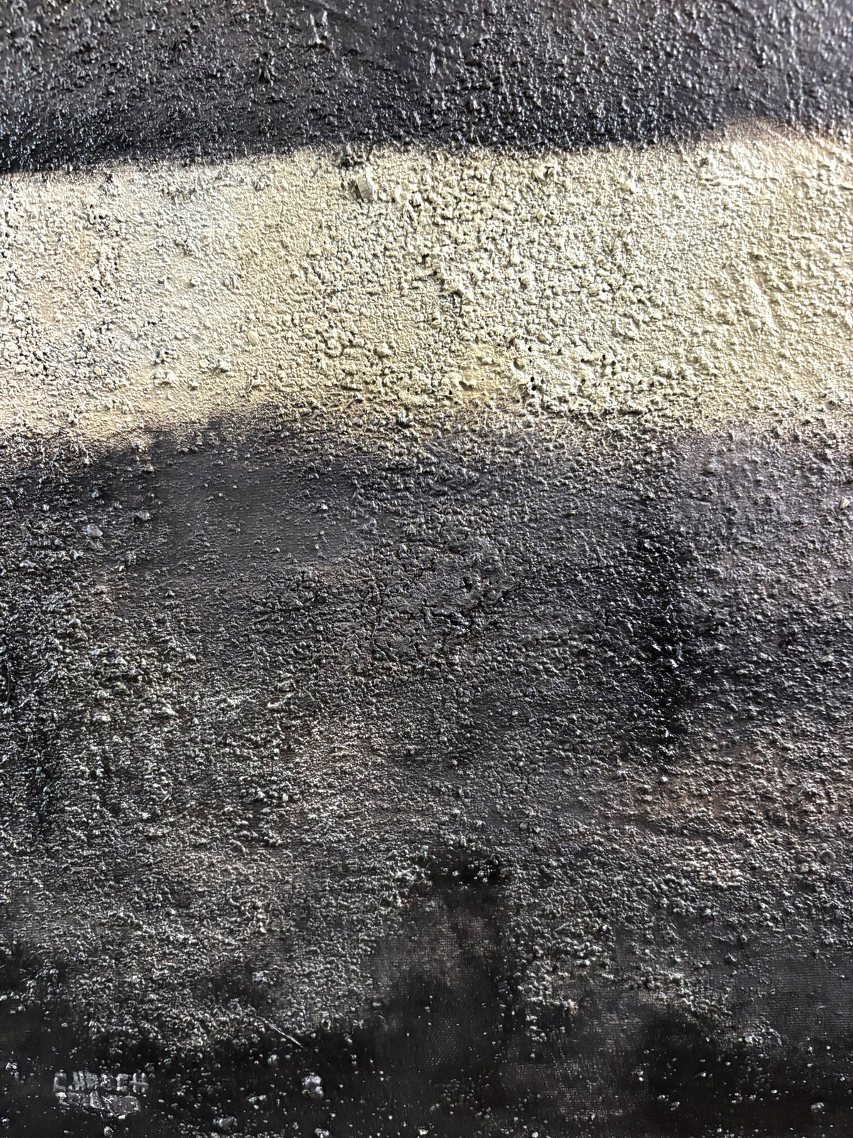 Abstraktes Originalgemälde „Das Leuchten in der Tiefe“ mit Erde, Asche, Naturpigmenten und Ölfarbe auf Leinwand
