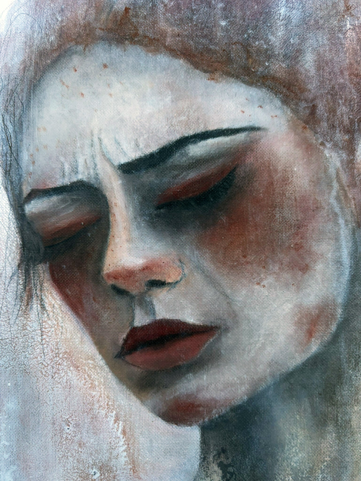 Frauenfigur mit melancholischer Ausstrahlung und reduzierter Farbgebung