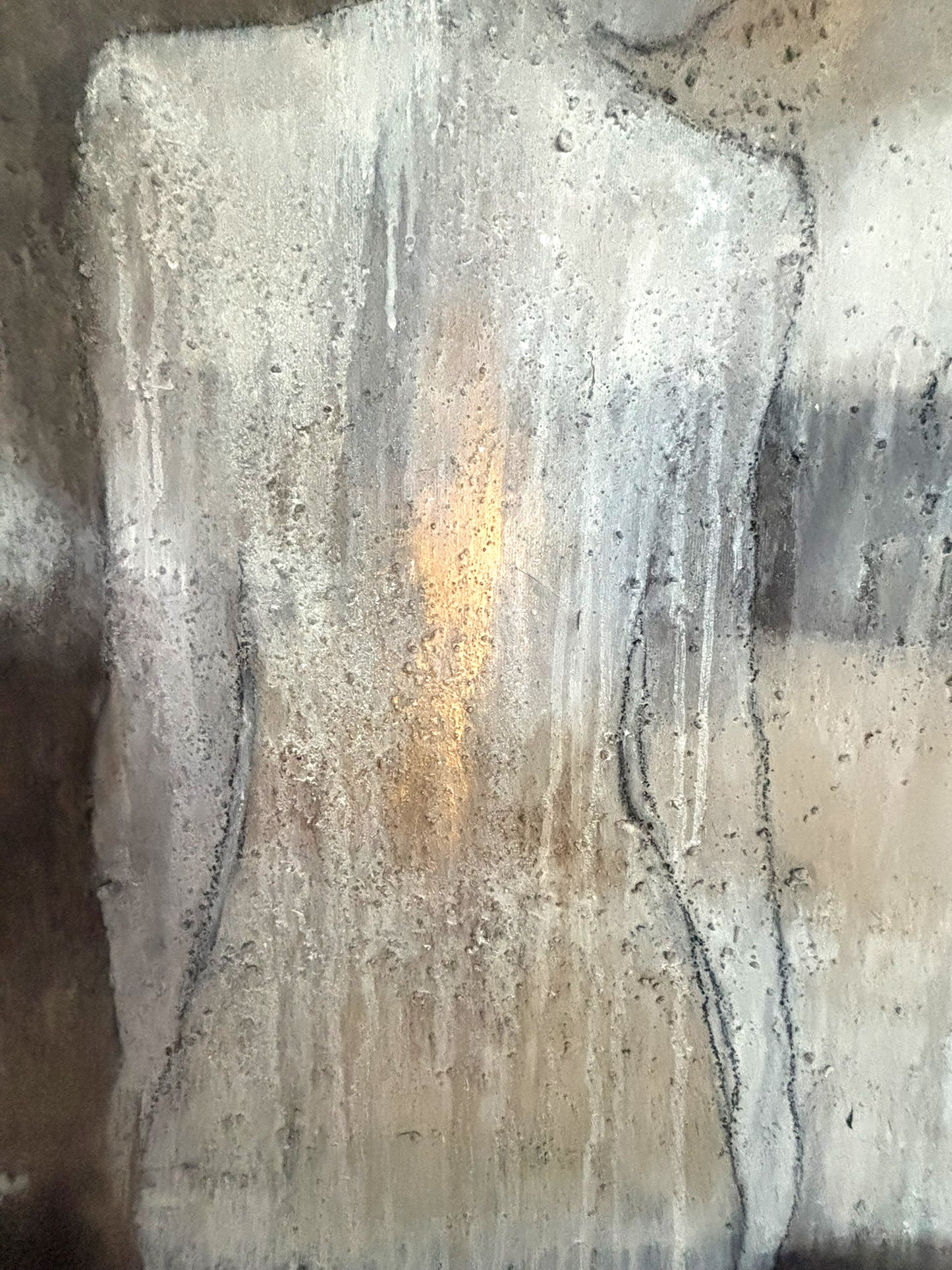 Abstrakte Kunst mit organischen Strukturen und feinen Golddetails.