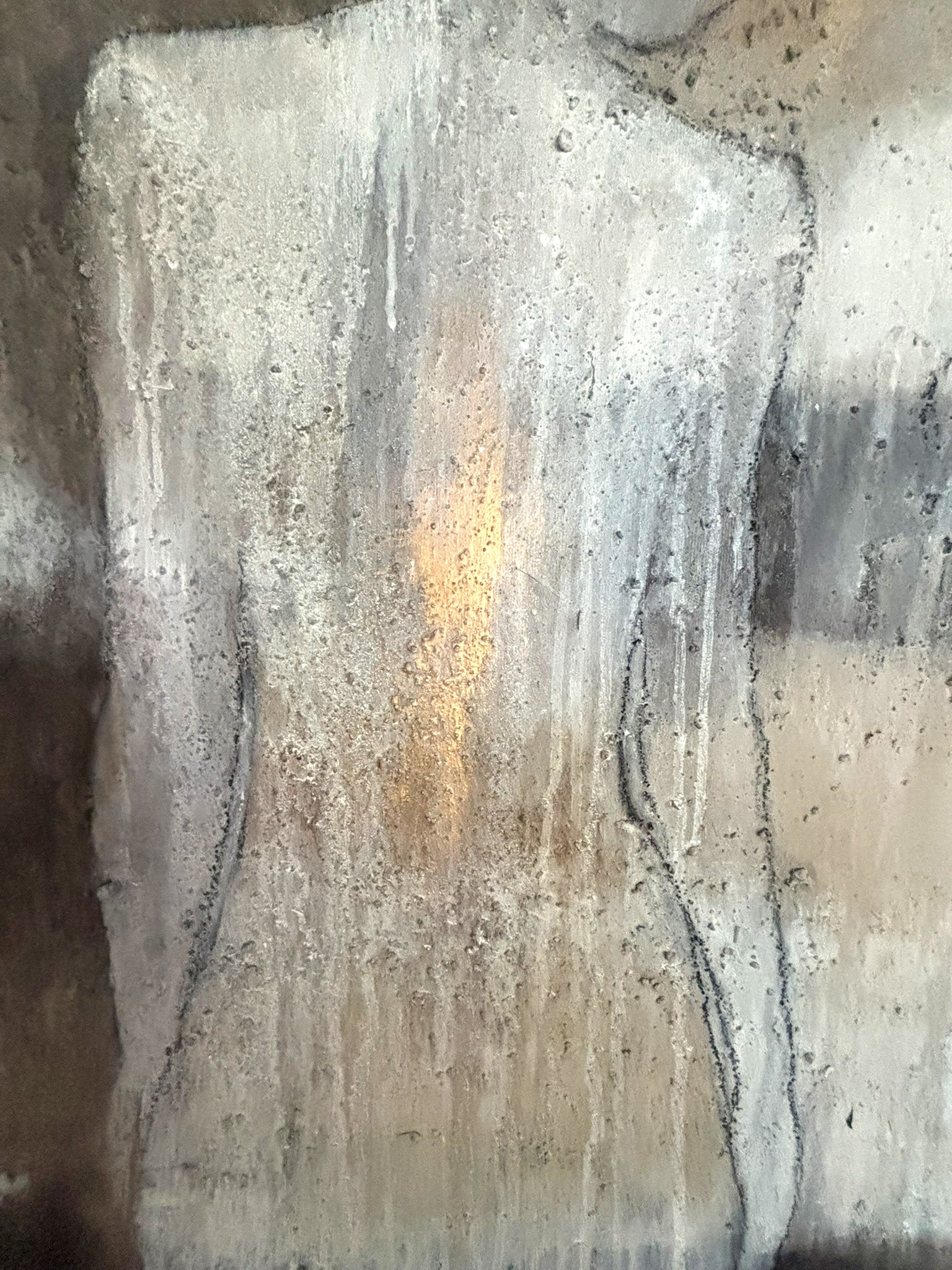 Abstrakte Kunst mit organischen Strukturen und feinen Golddetails.