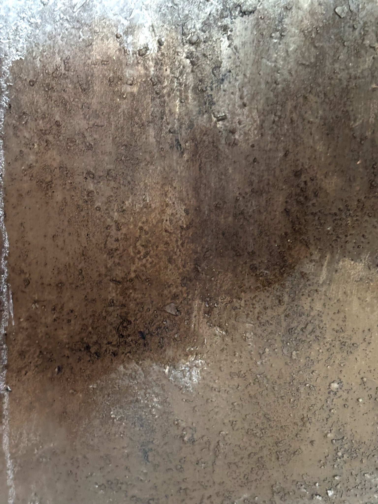 Abstraktes Kunstwerk mit strukturierter Oberfläche aus Erde und Marmormehl.