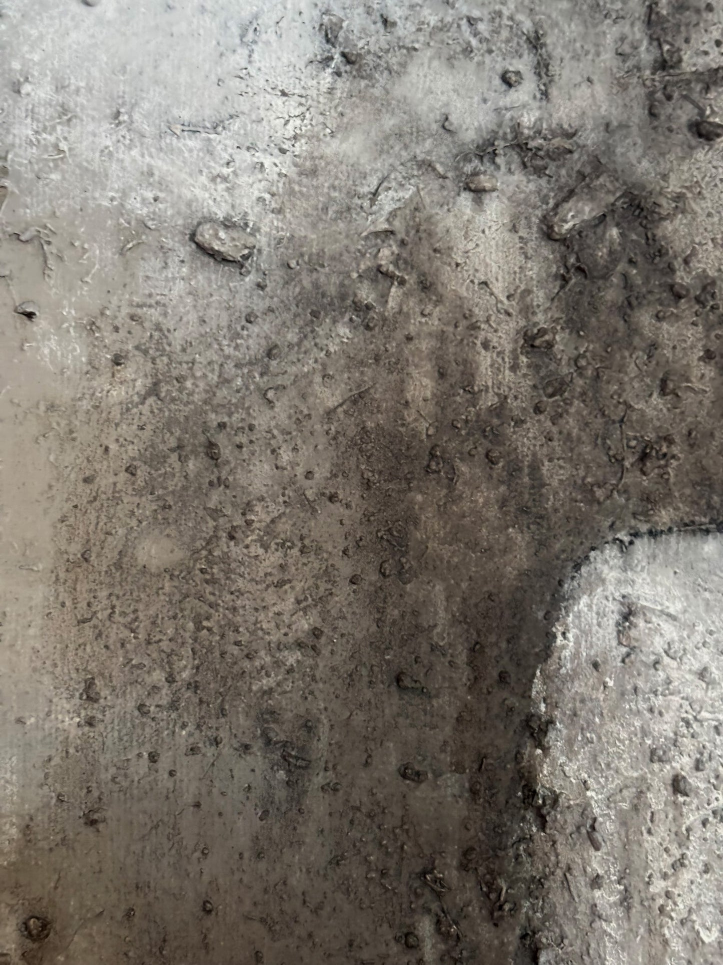 Moderne Mixed-Media-Kunst auf Leinwand mit abstrakter menschlicher Figur.