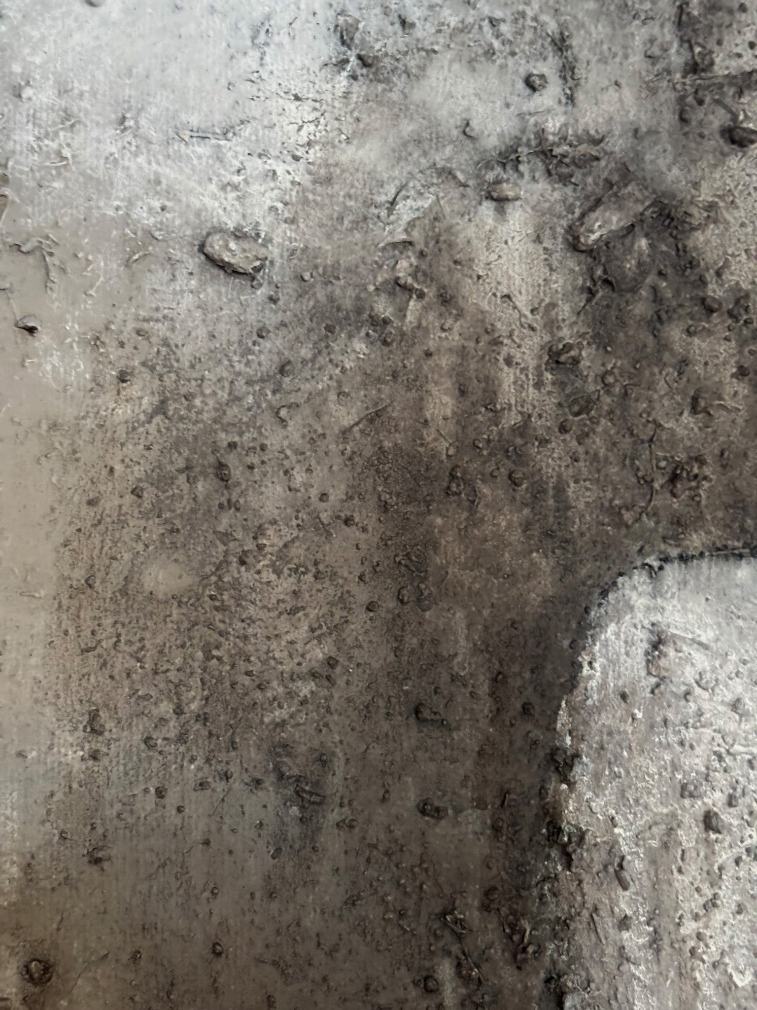 Moderne Mixed-Media-Kunst auf Leinwand mit abstrakter menschlicher Figur.