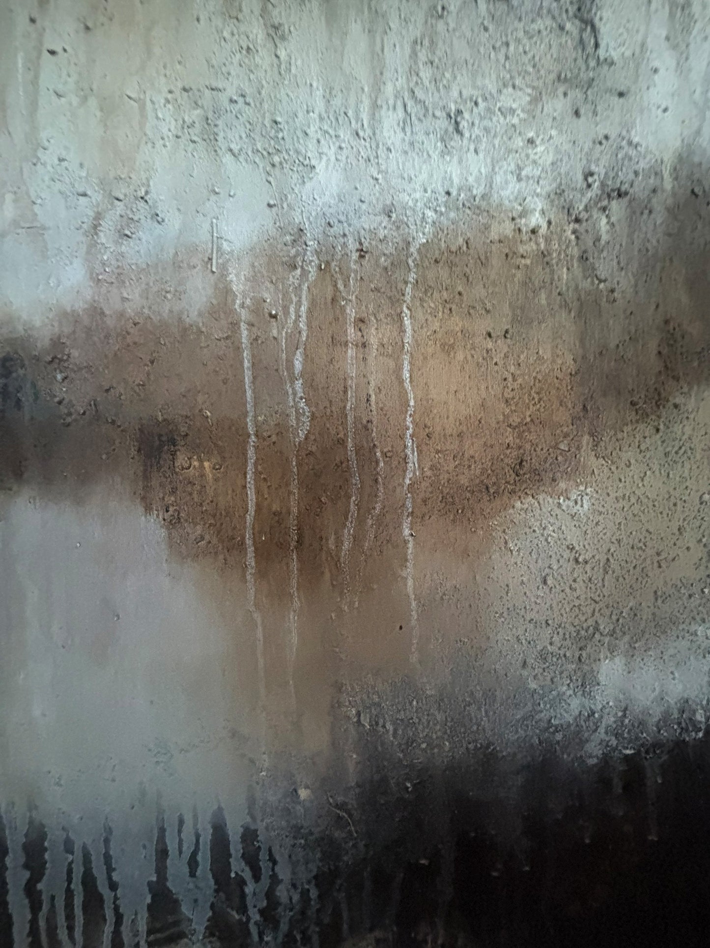 Strukturreiches Kunstwerk mit Erde, Asche, Öl und Marmormehl auf Leinwand.