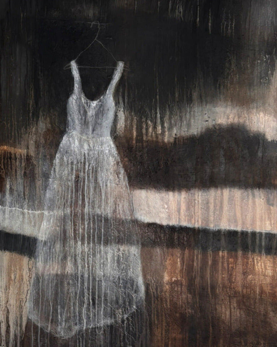 Materialkunst mit Erde, Asche, Marmormehl und Ölfarbe: leeres Kleid aus der Werkserie „Was bleibt – Spuren eines Lebens“ von Cornelia Hauch.