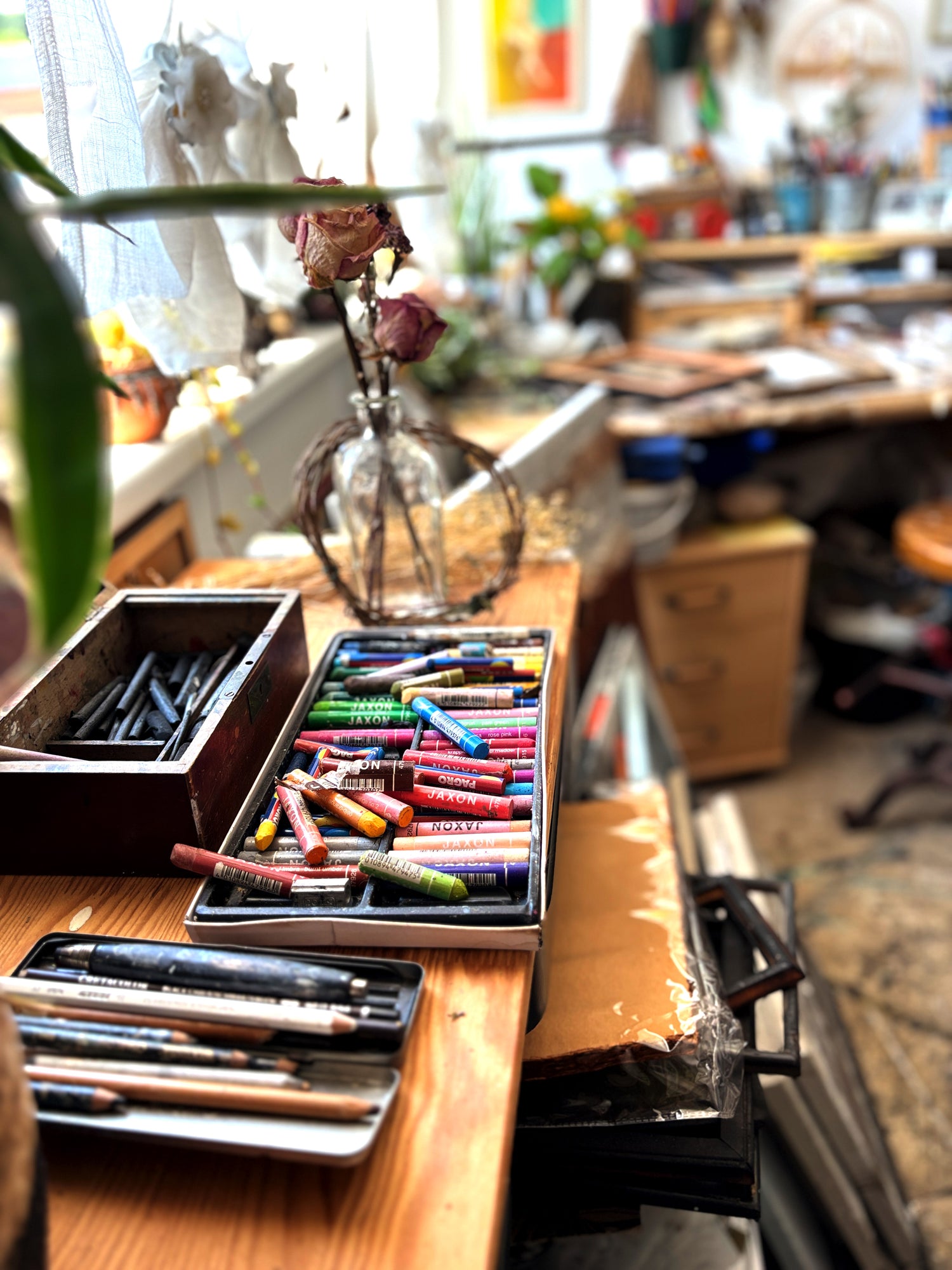 Abstrakt expressive Landschafte, Stadtansichten und Figurativ malt Cornelia Hauch in ihrem Atelier