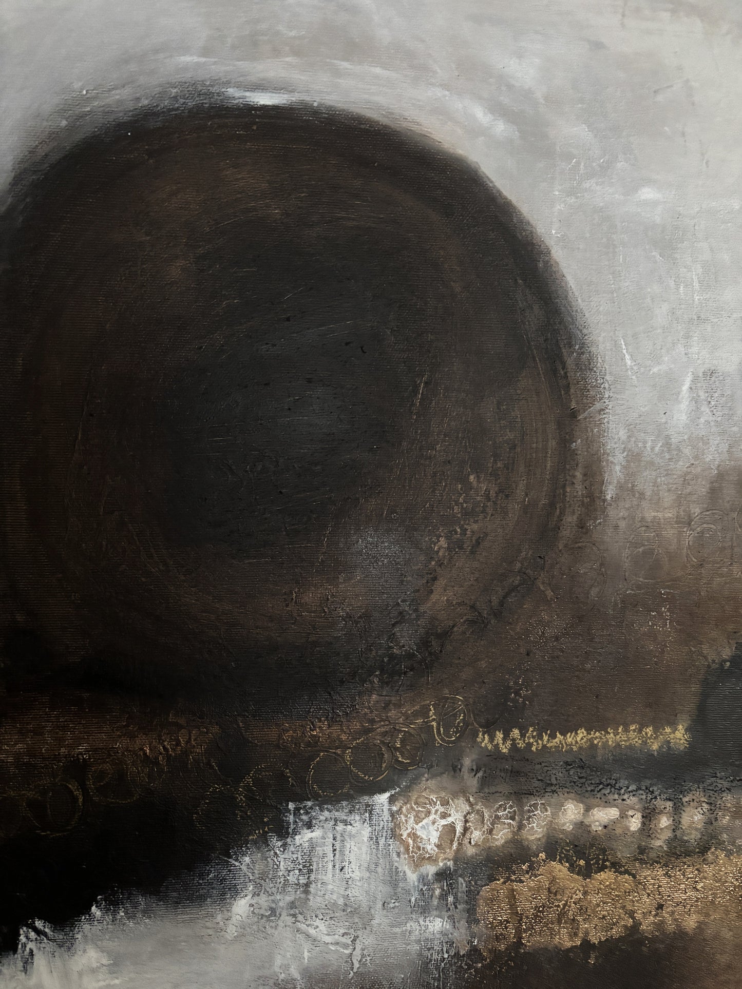 Abstrakte Landschaft mit erdigen Brauntönen, hellem Lichtakzent und strukturreicher Oberfläche, Originalgemälde 80x60 cm.