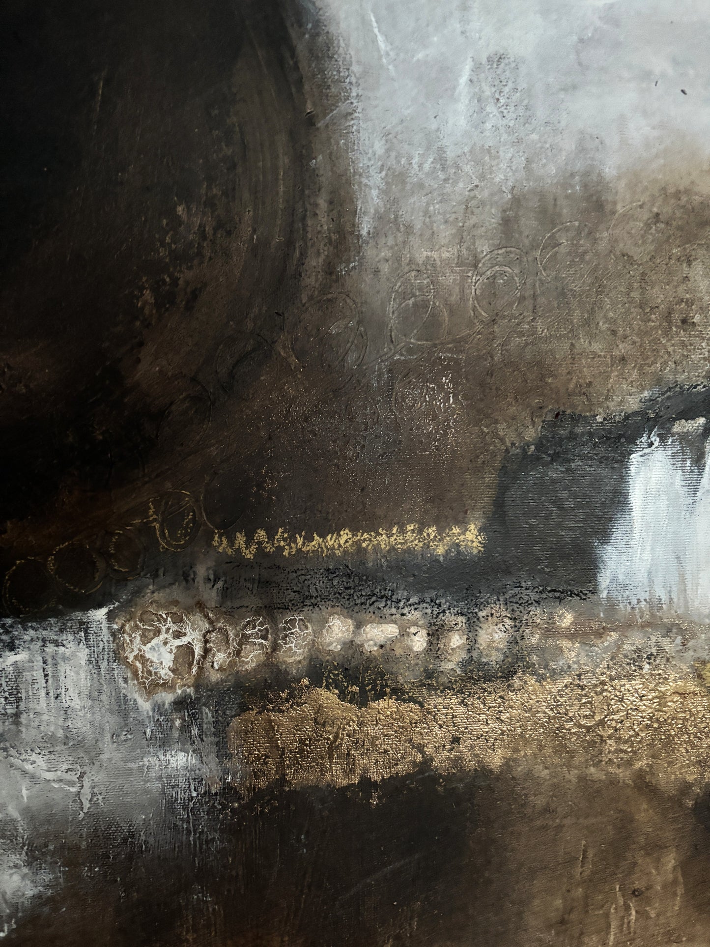 Zeitgenössisches abstraktes Bild mit sonnenähnlichem Kreis, Erdschichten und ruhiger, warmer Farbwelt.