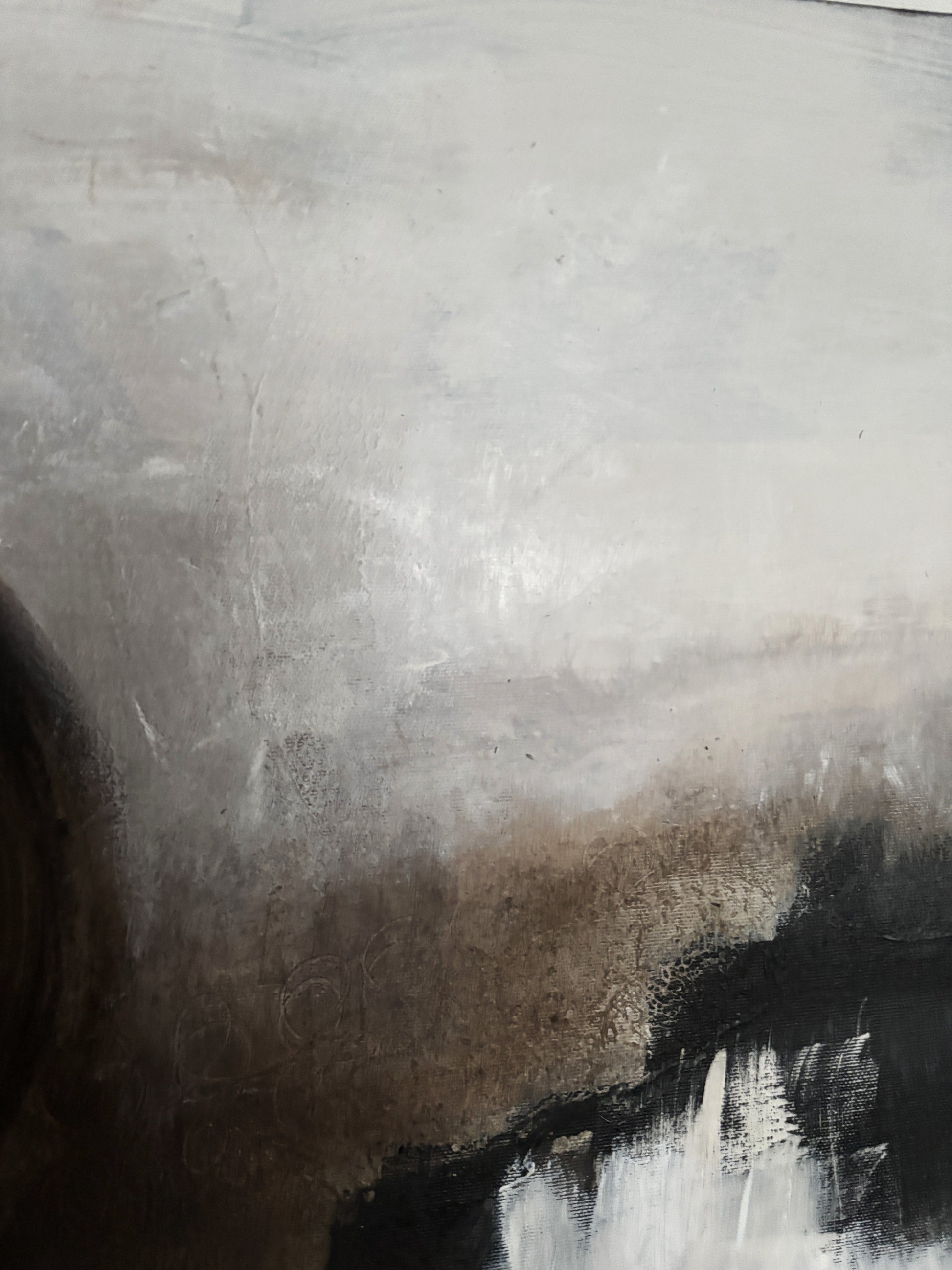 Strukturierte abstrakte Malerei mit erdigen Flächen, Lichtkontrast und meditativer Ausstrahlung.