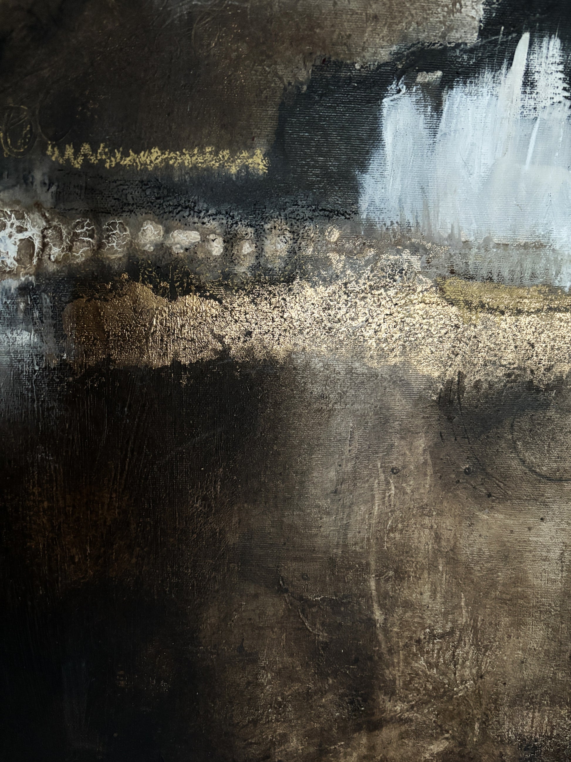 Abstraktes Originalgemälde mit warmem Lichtzentrum, erdiger Farbpalette und stiller Atmosphäre.