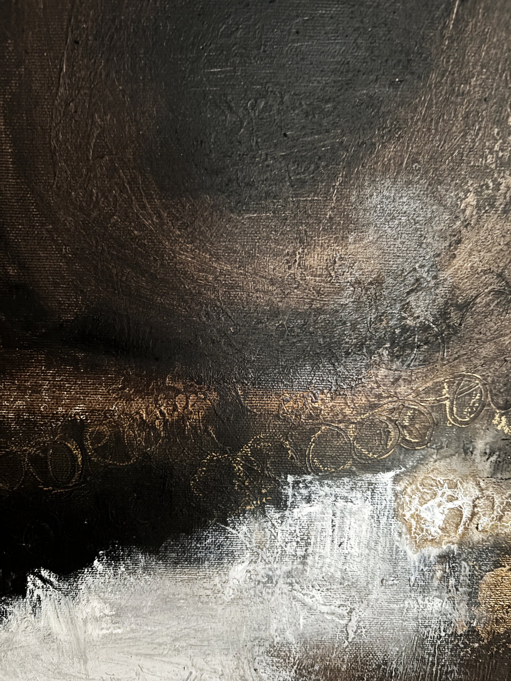 Abstraktes Leinwandbild mit kreisförmigem Lichtelement, erdigen Schichten und ruhiger Komposition.