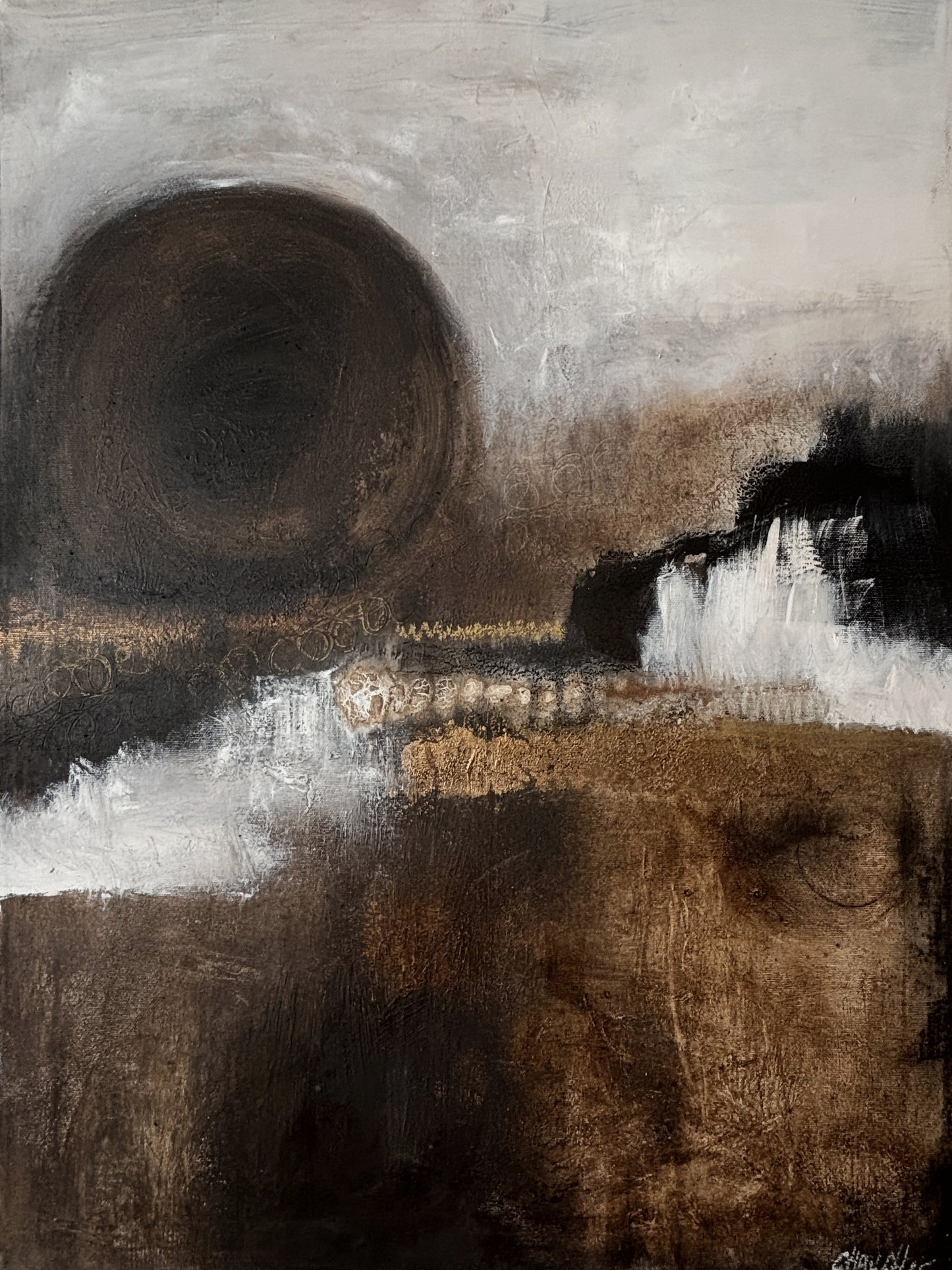 Abstrakte Kunst mit Landschaftscharakter, warmen Naturfarben und spürbarer Tiefe auf Leinwand.