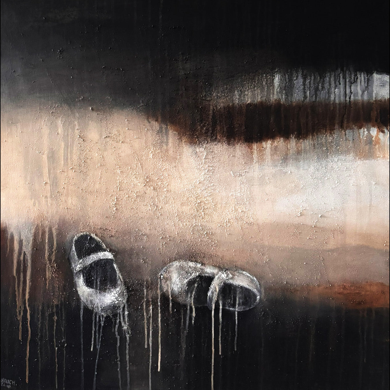 Materialkunst mit Erde, Asche, Marmormehl und Ölfarbe: verlassene Schuhe aus der Werkserie „Was bleibt – Spuren eines Lebens“ von Cornelia Hauch.