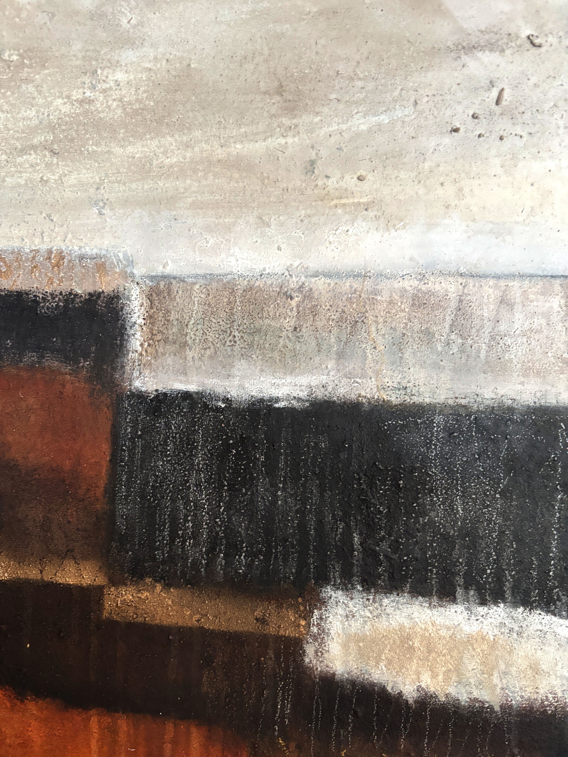 Moderne abstrakte Kunst mit mineralischer Struktur und ruhiger Komposition in Naturfarben