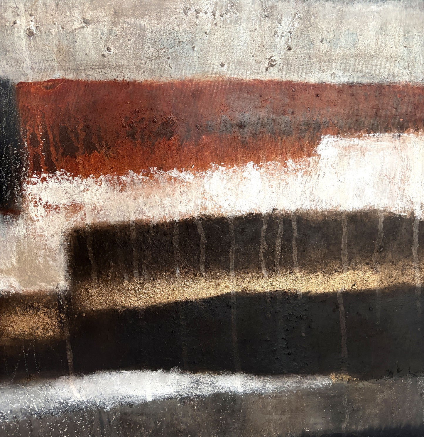 Großformatiges abstraktes Gemälde mit strukturierter Oberfläche und harmonischer Farbwelt aus Terra und Gold