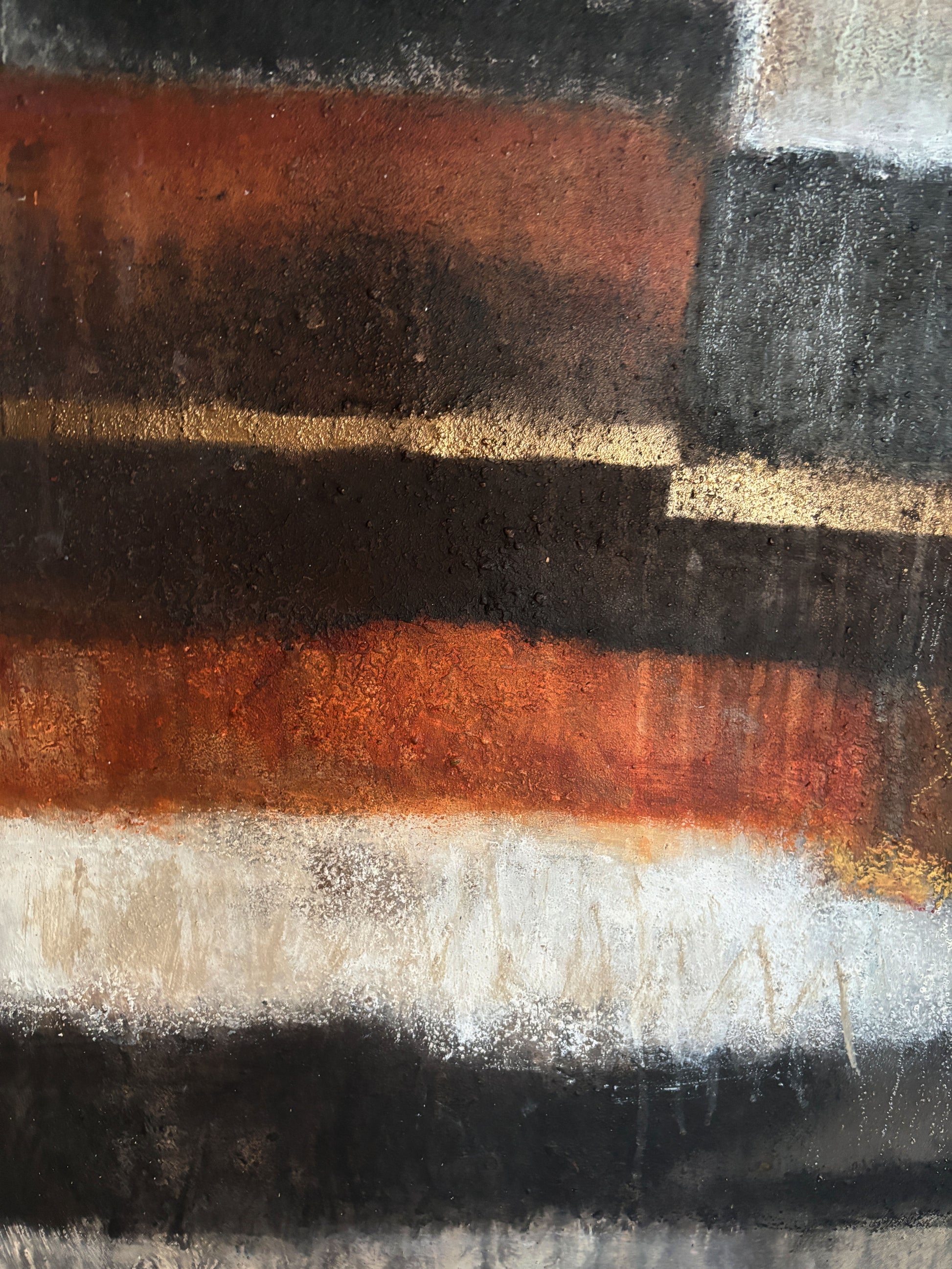 Zeitgenössische Kunst auf Leinwand mit rauer Textur, Schwarz-Weiß-Kontrasten und goldenen Akzenten