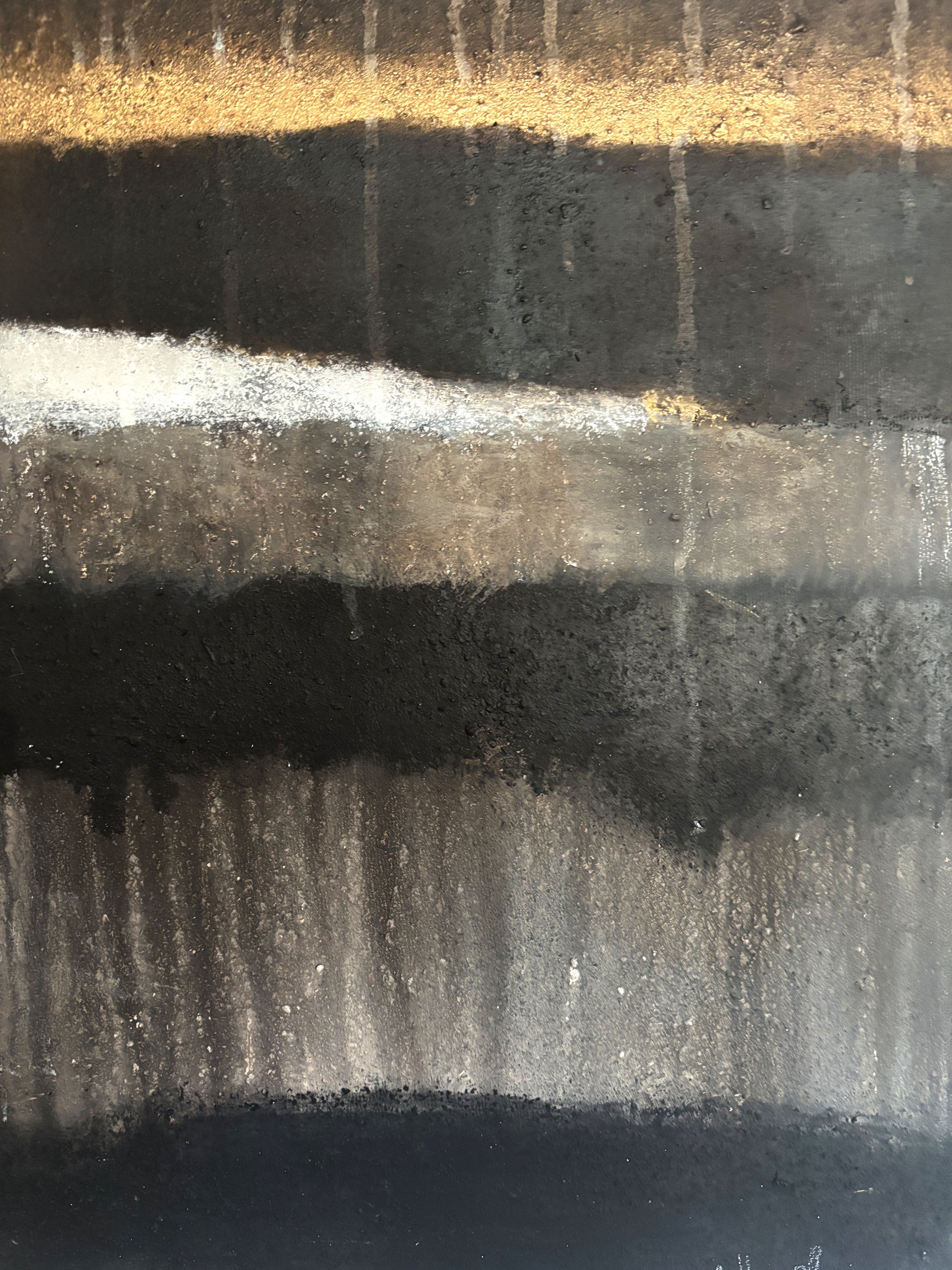 Abstraktes Wandbild „Erdspuren“ mit Schichttechnik und naturinspirierter Oberfläche