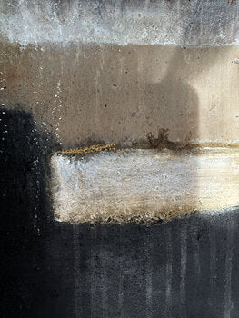 Abstrakte Materialmalerei mit reliefartiger Textur, Kombination aus Acryl- und Ölfarben, Erde und Asche, neutrale Naturfarben mit goldenen Akzenten, handgefertigtes Unikat.