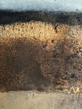 Abstraktes Originalgemälde mit Struktur, Mixed Media Kunst auf Leinwand aus Erde, Asche und Marmormehl, moderne Wandkunst in Naturfarben, 80 × 60 cm.