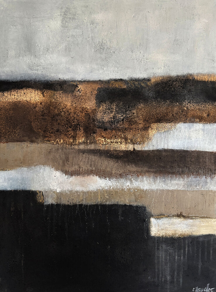 Abstraktes Mixed-Media-Gemälde auf Leinwand mit sichtbaren Erdschichten, Struktur aus Erde, Asche und Marmormehl, Farbpalette Schwarz, Grau, Beige, Gold, 80 × 60 cm.