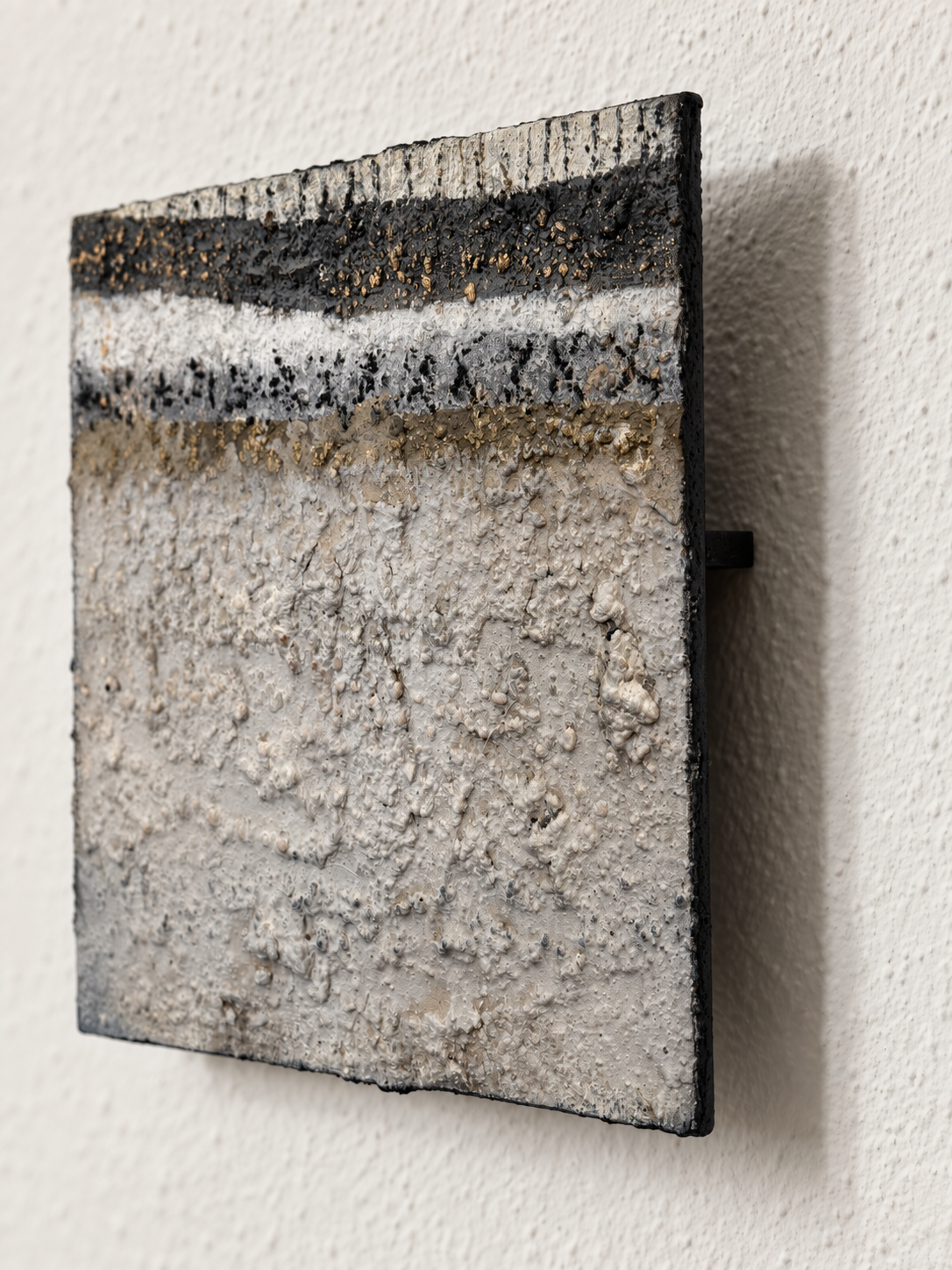 Erdfragment Nr. 1, Reliefstruktur aus Erde, Asche und Marmormehl, seitlich an der Wand montiert mit Abstand, schwebende Wirkung