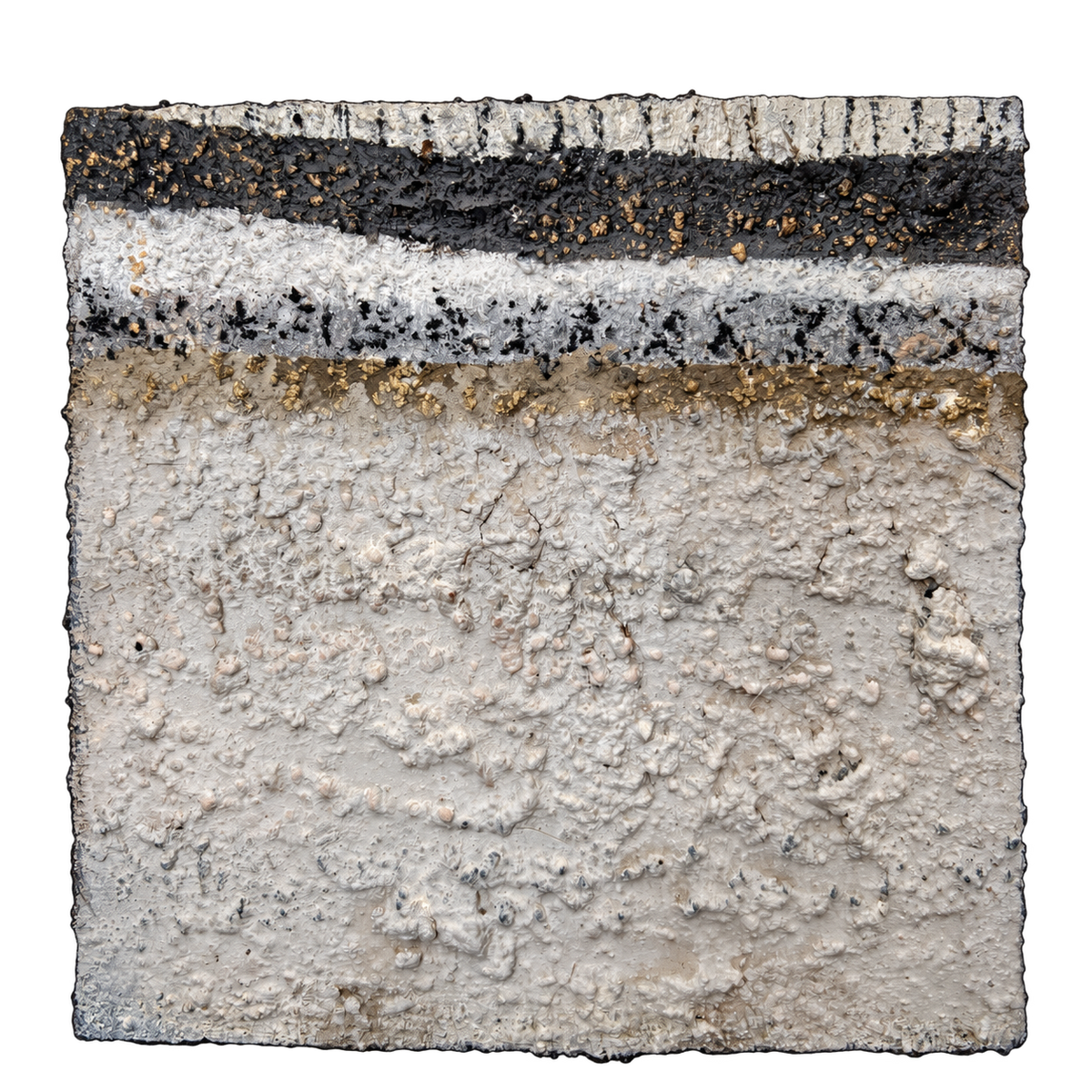 Erdfragment Nr. 1, quadratisches Wandobjekt mit Erdschichten-Relief in Schwarz, Weiß, Beige und Gold