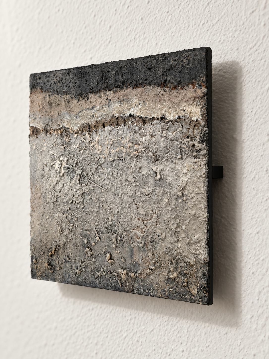 Erdfragment Nr. 3, Reliefstruktur aus Erde, Asche und Marmormehl, seitlich an der Wand montiert mit Abstand, schwebende Wirkung