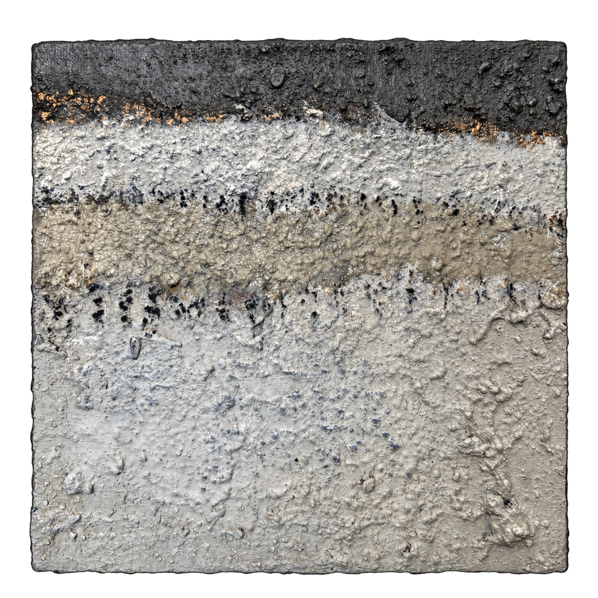 Frontal freigestellt: Erdfragment 4/16, quadratisches Wandobjekt mit Erdschichten-Relief in Schwarz, Weiß, Beige und Gold
