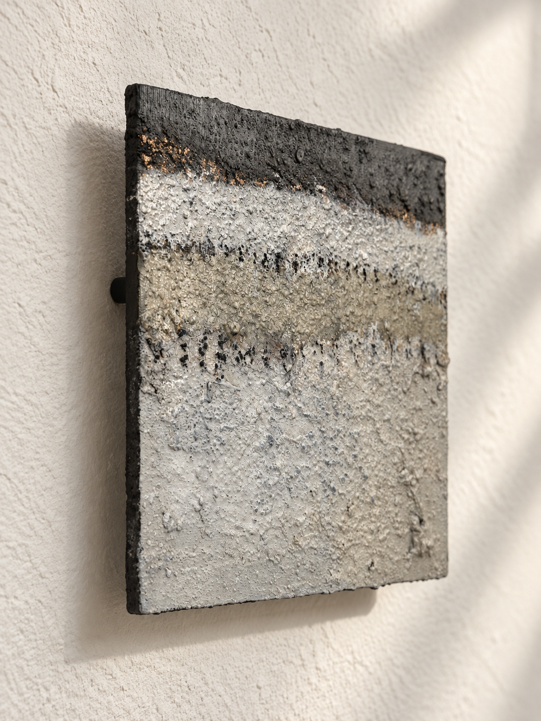 Seitlich an der Wand: Erdfragment 4/16, Reliefstruktur aus Erde, Asche und Marmormehl, seitlich an der Wand montiert mit Abstand, schwebende Wirkung