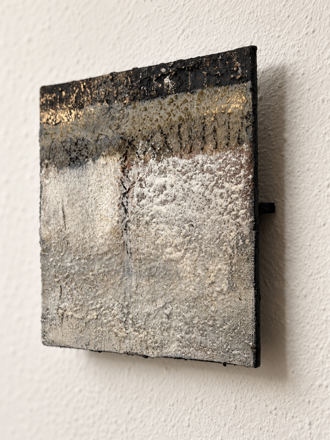 Erdfragment Nr. 5, Reliefstruktur aus Erde, Asche und Marmormehl, seitlich an der Wand montiert mit Abstand, schwebende Wirkung
