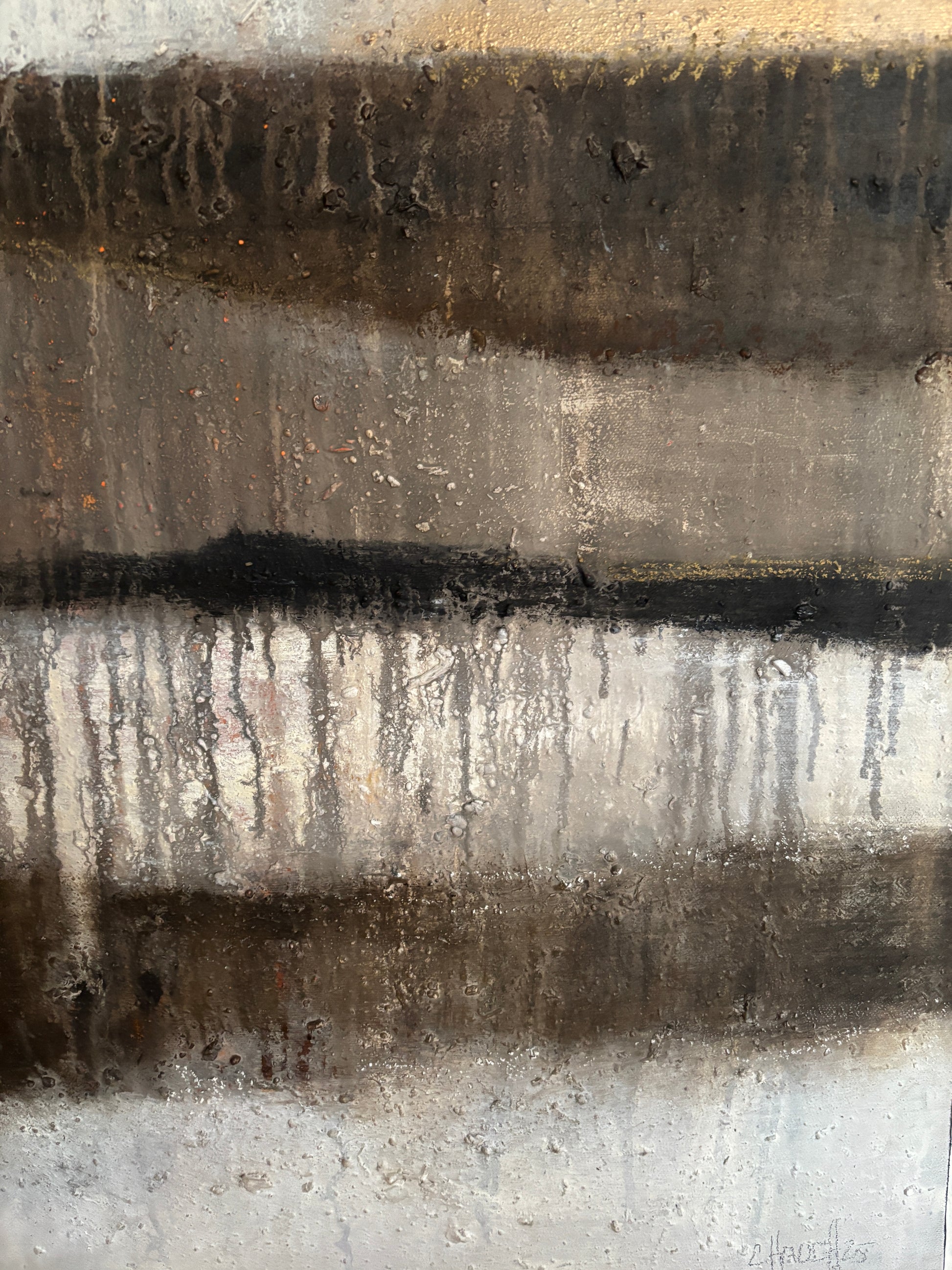 „Nahaufnahme der plastischen Oberflächenstruktur aus Acryl- und Ölfarben in Gold, Beige und Naturtönen auf Leinwand.“