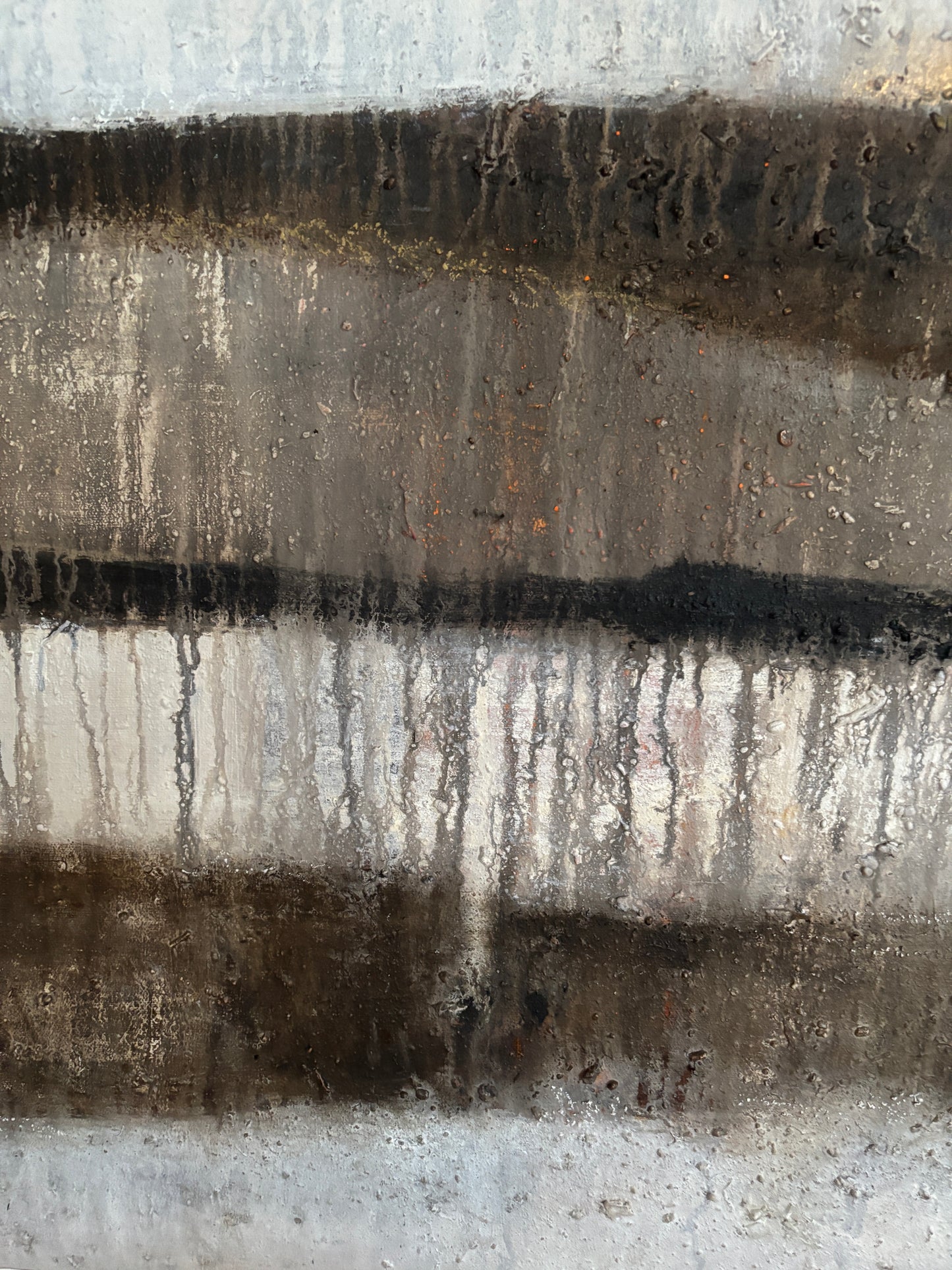 „Elegante Wanddekoration: Cornelia Hauch Kunstwerk in Schwarz-Gold integriert in ein minimalistisches Raumdesign.“