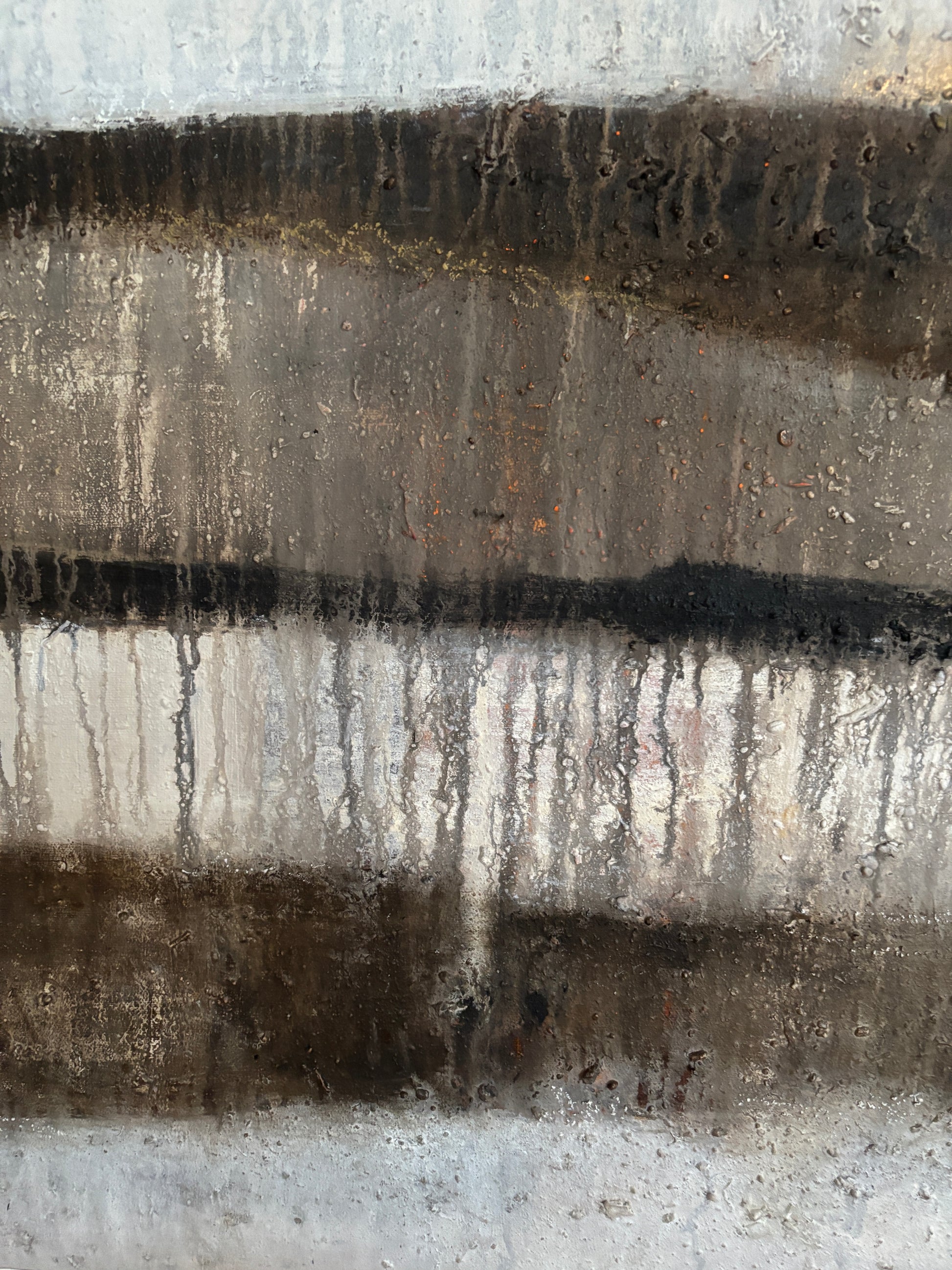 „Elegante Wanddekoration: Cornelia Hauch Kunstwerk in Schwarz-Gold integriert in ein minimalistisches Raumdesign.“