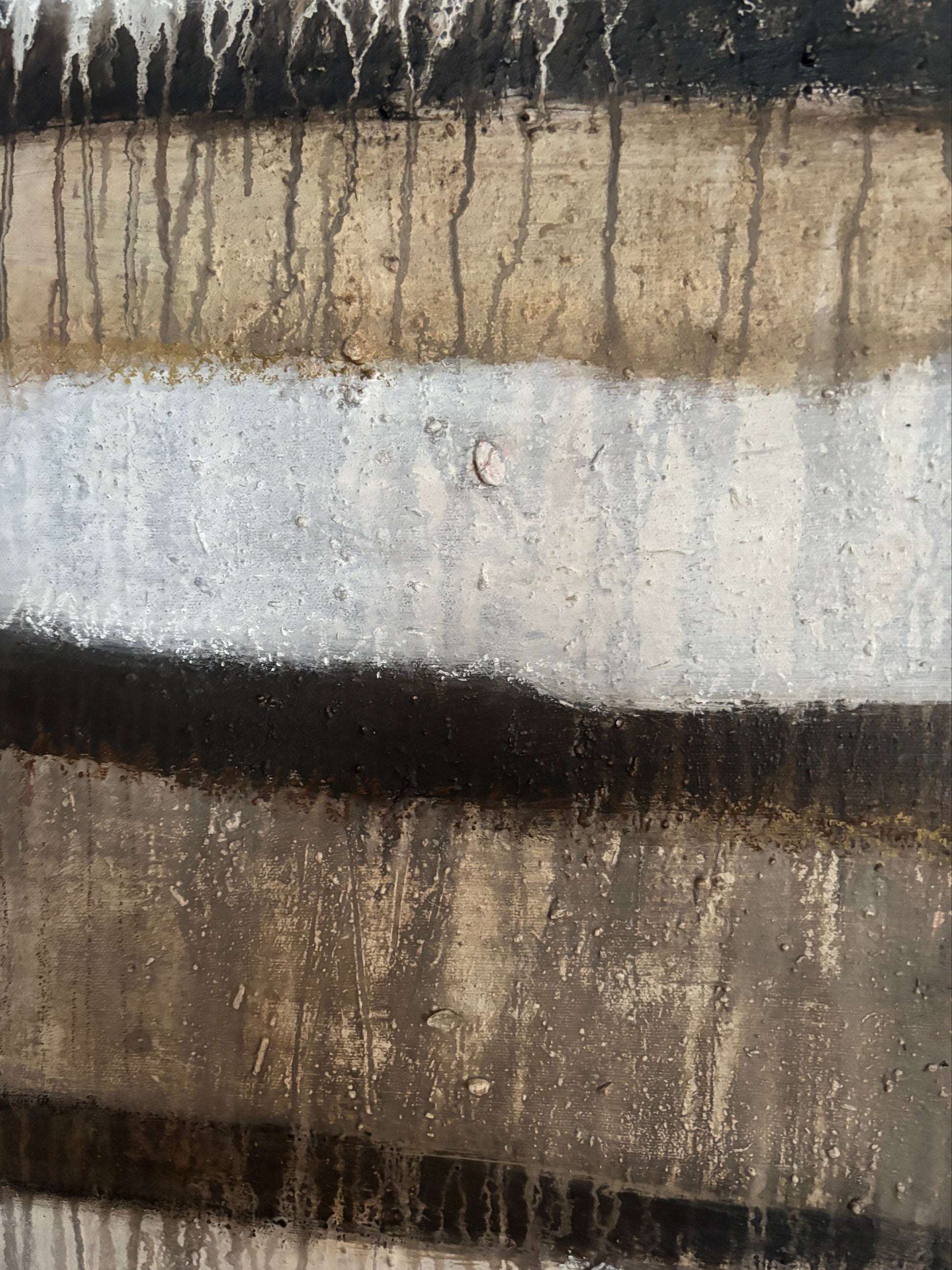 „Wandfüllendes Kunstwerk 120x80 cm in Erdtönen und Gold, ideal als Fokuspunkt in Flur oder Wohnbereich.“