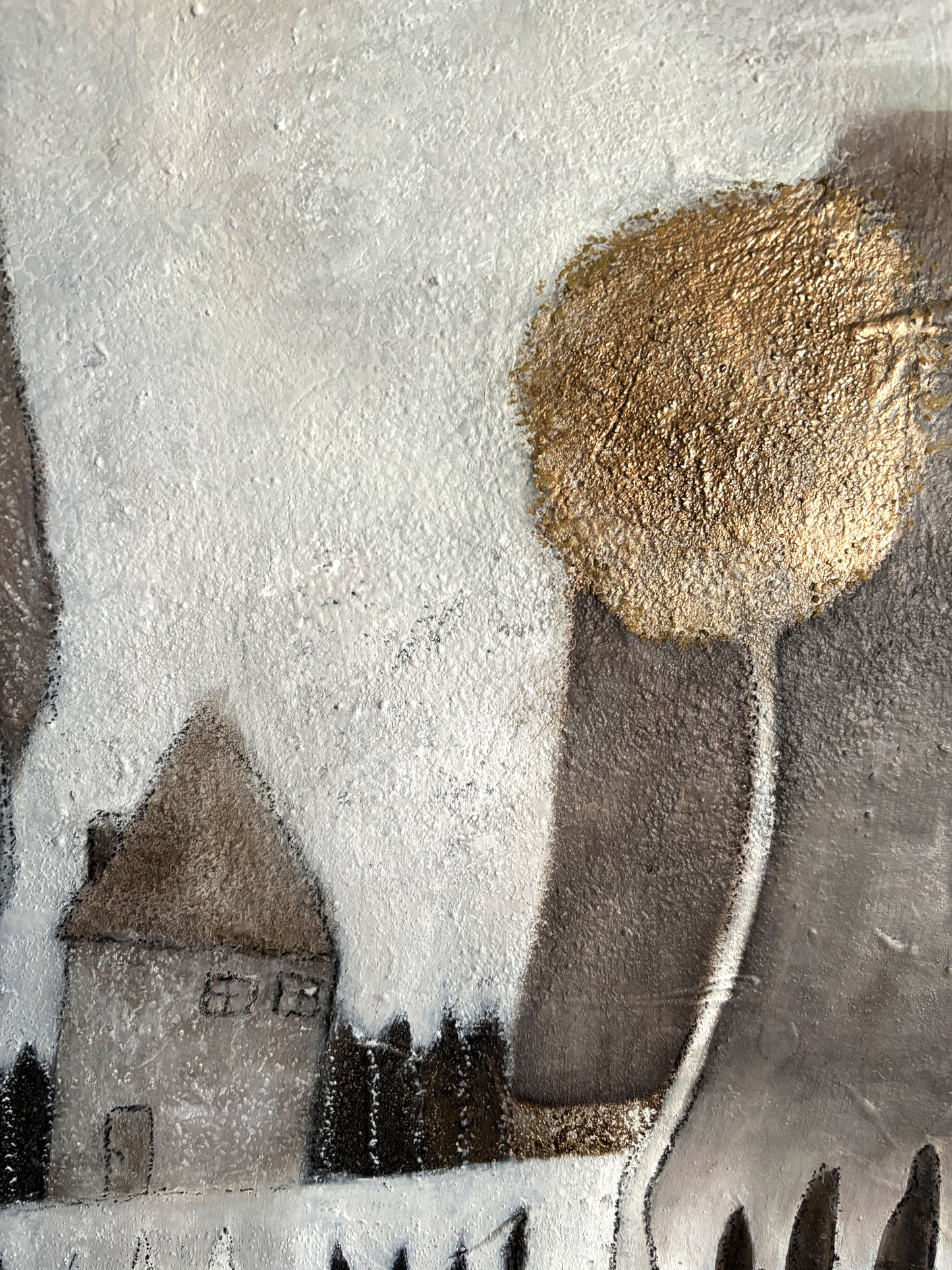 Mediterrane Landschaft abstrakt gemalt, mit Öl, Naturpigmenten und Gold – ruhige Szenerie mit Häusern und Bäumen.