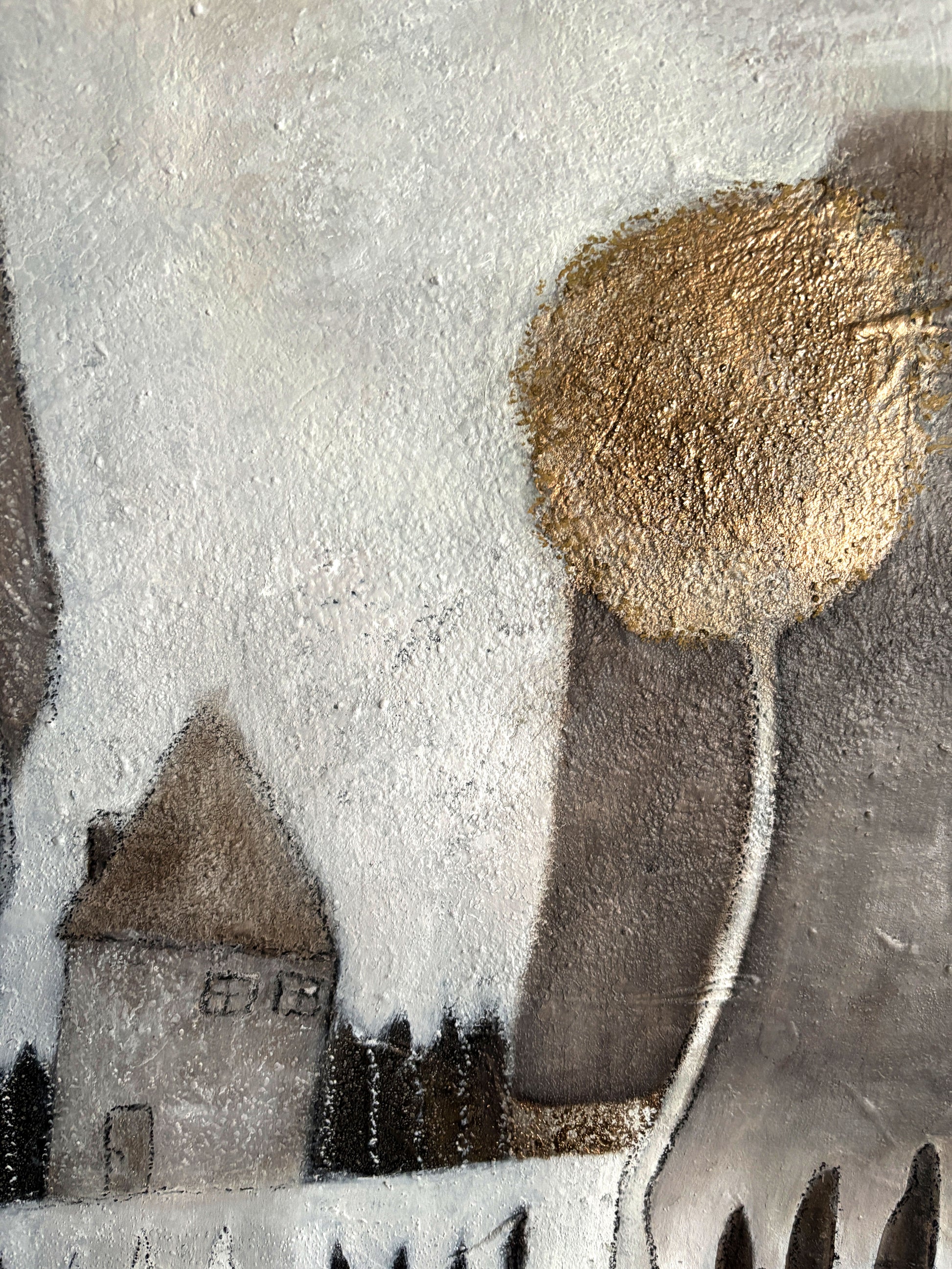 Mediterrane Landschaft abstrakt gemalt, mit Öl, Naturpigmenten und Gold – ruhige Szenerie mit Häusern und Bäumen.