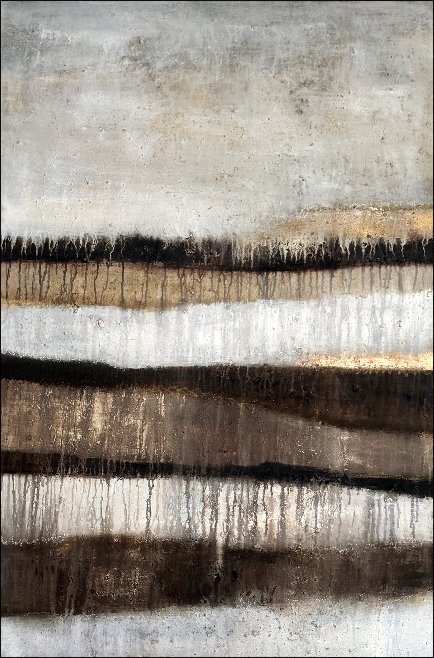 „Modernes Leinwandbild in Schwarz und Gold mit harmonischen Erd- und Naturtönen wie Beige, Grau und Weiß.“