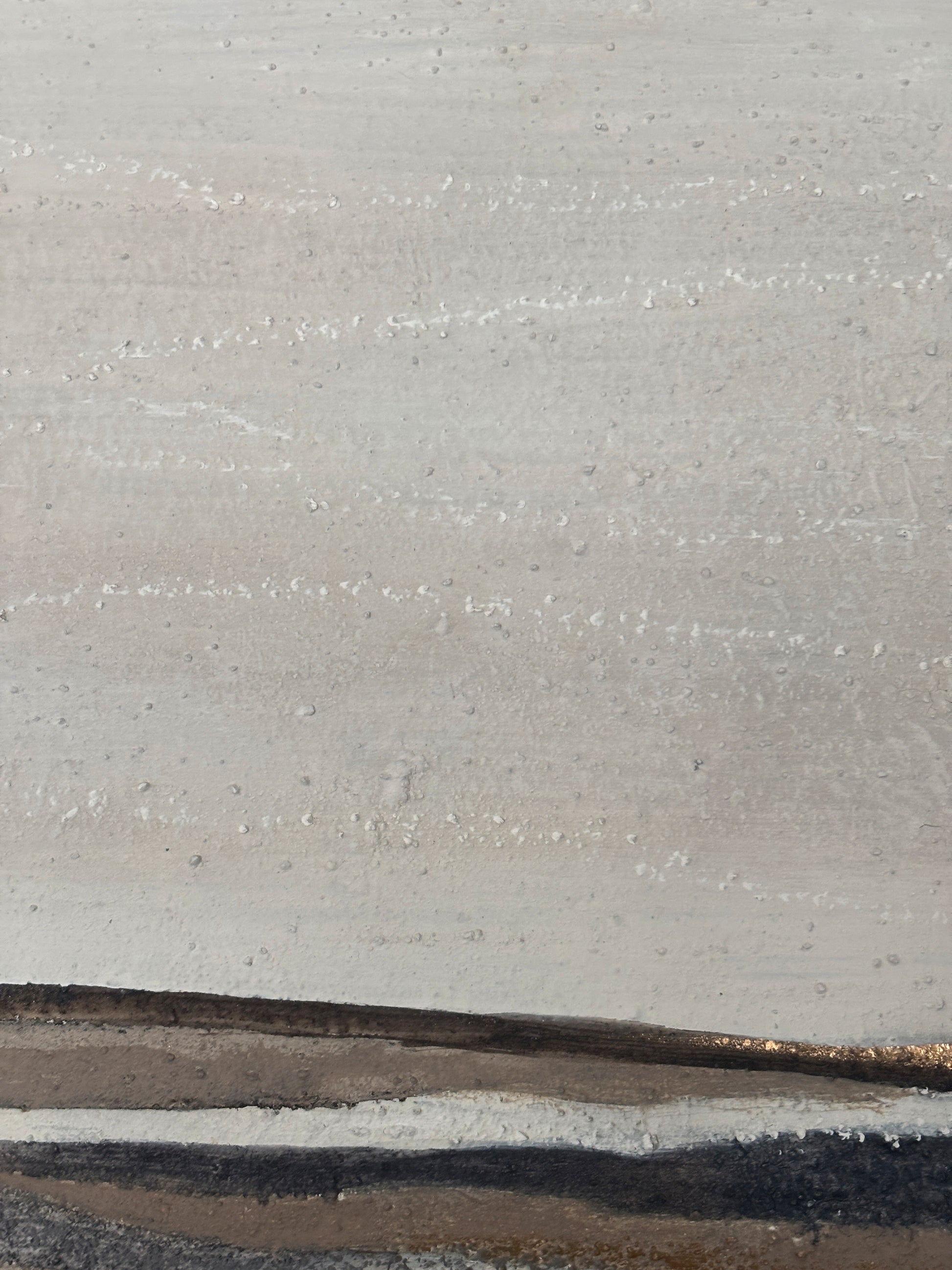 „Nahansicht reliefartiger Strukturen und feiner Übergänge in gebrochenem Weiß, Terra und erdigen Nuancen.“