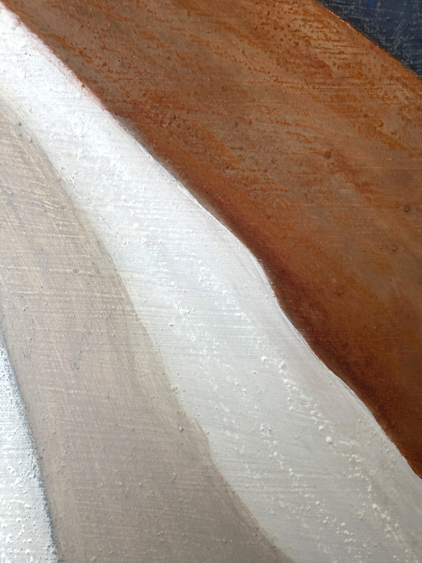 „Abstrahiertes Landschaftsgemälde ‚Winterfelder‘ wirkt als beruhigender Fokuspunkt in einem hellen, modernen Interieur.“