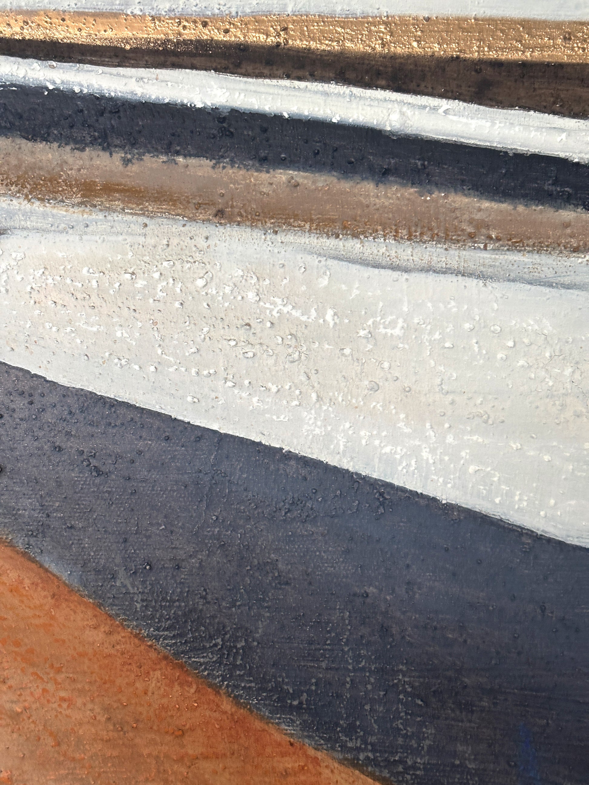  „Abstrakte Darstellung einer ruhenden Winterlandschaft mit Fokus auf Horizontalschichten und geerdete Ruhe.“