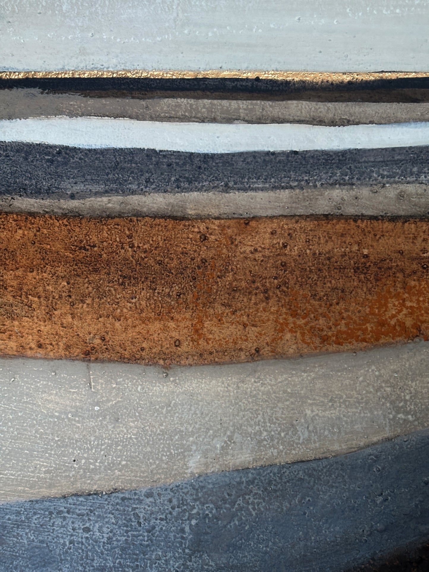  „Sanfte Kontraste in Blau und Grau treffen auf warme Terra-Töne – Farbmischung des Werks ‚Winterfelder‘.“