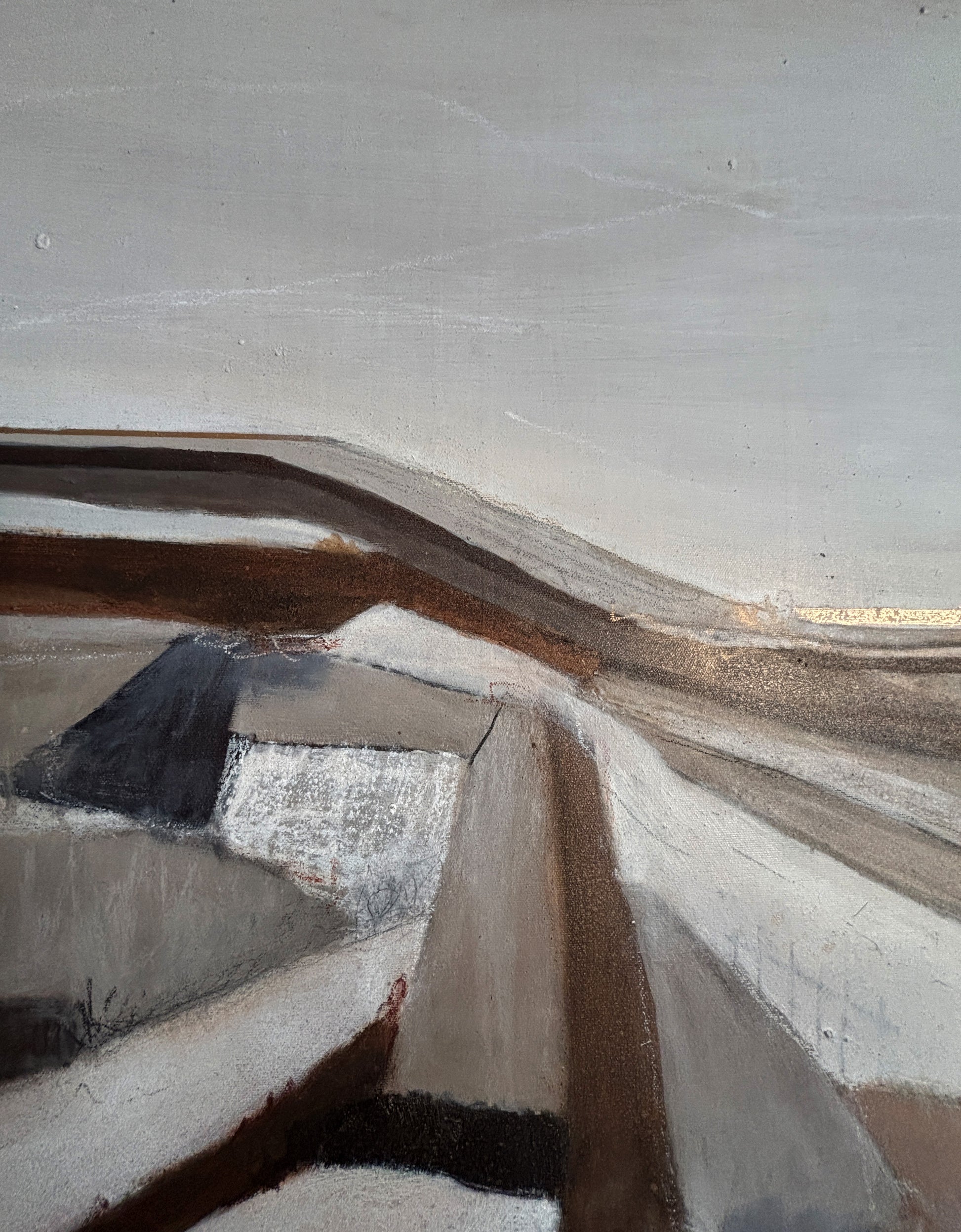 Reduzierte abstrakte Landschaft mit winterlicher Ruhe, Struktur und natürlichen Grautönen.