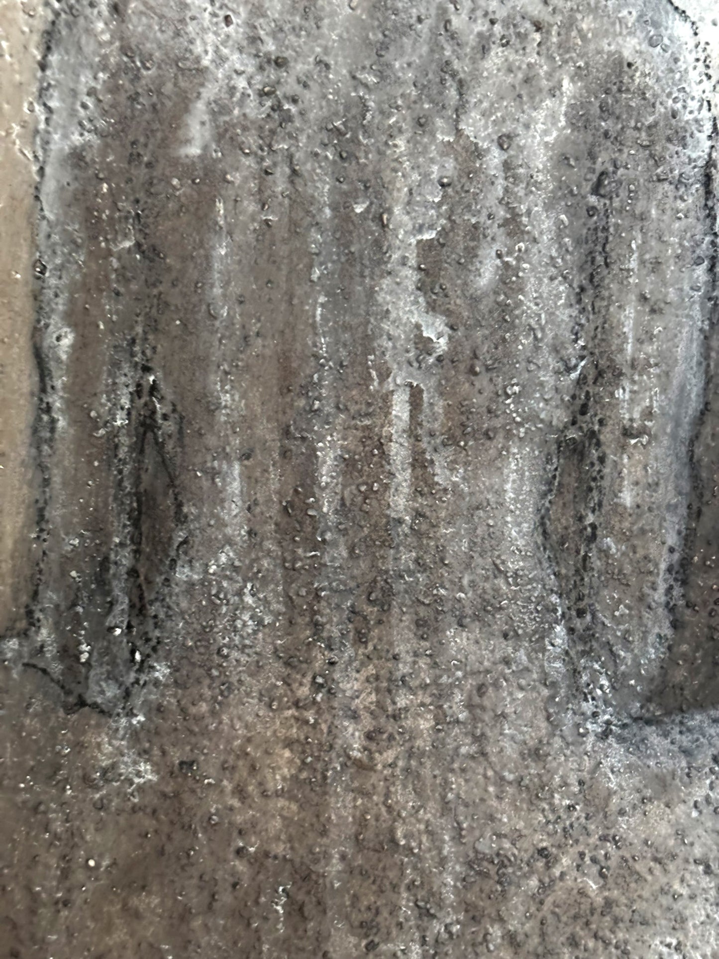 Gestische Spuren im Untergrund, Erde und Ölfarbe, Detail Cornelia Hauch