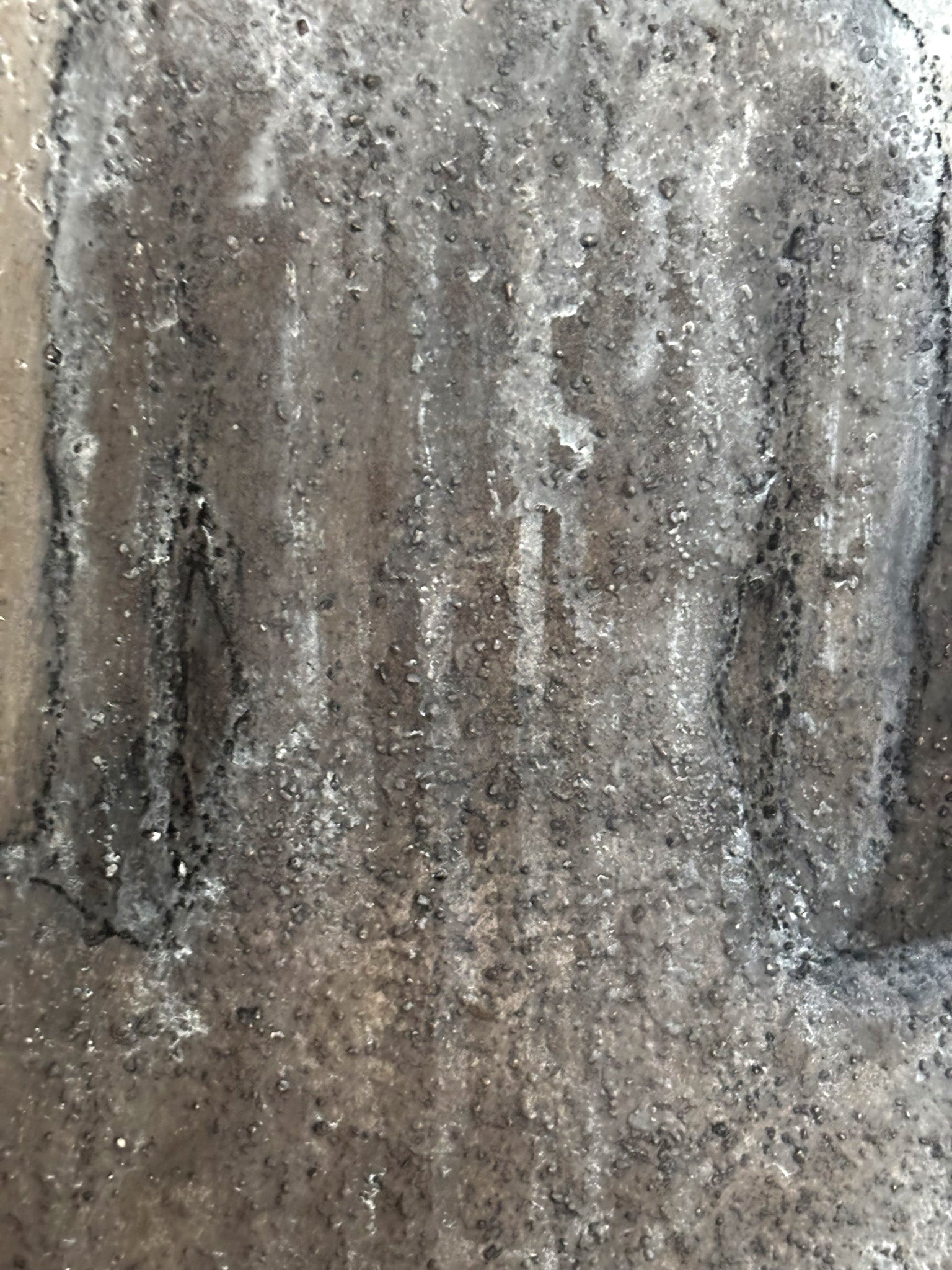 Gestische Spuren im Untergrund, Erde und Ölfarbe, Detail Cornelia Hauch