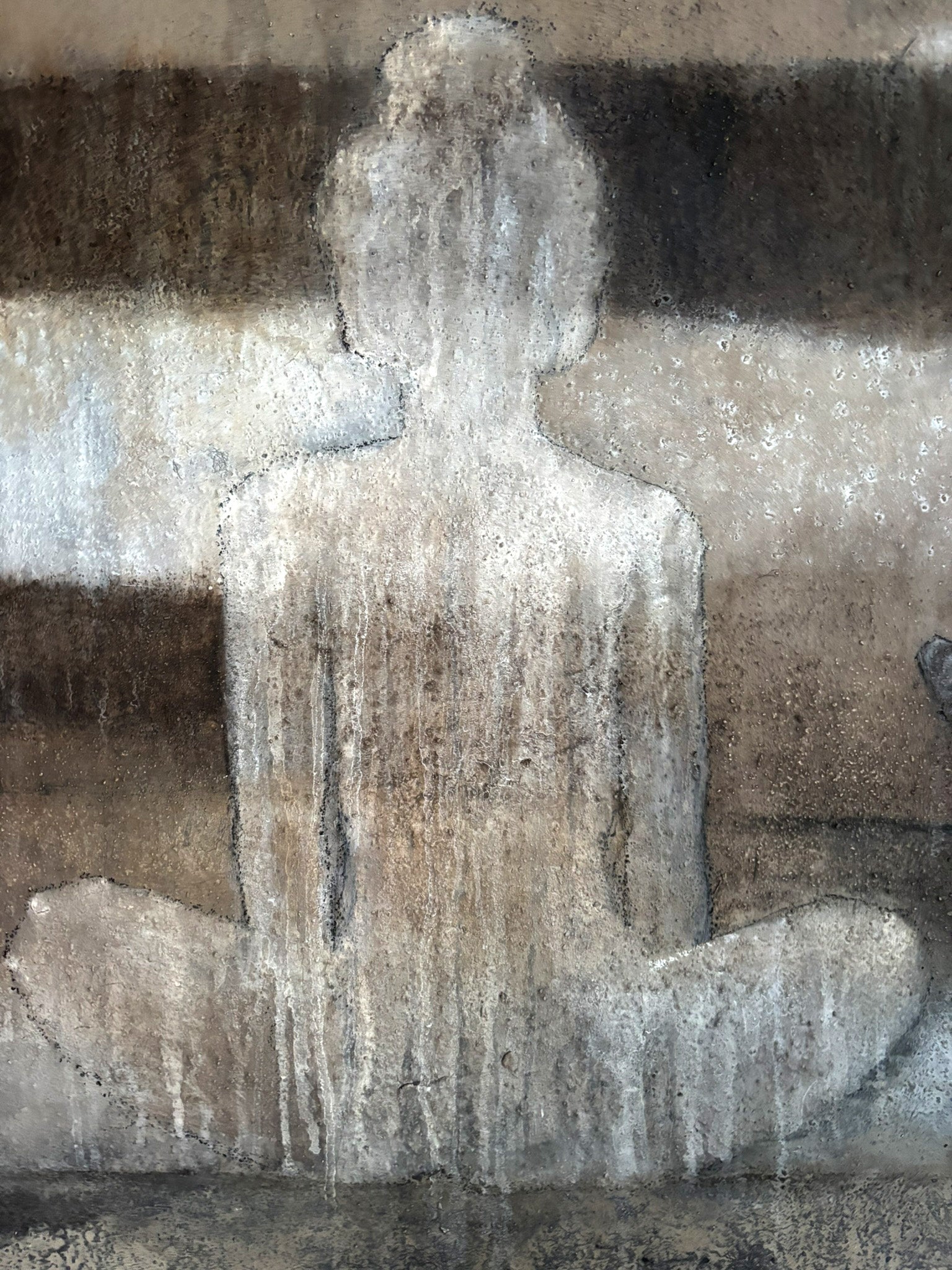 Detailansicht sitzende Figuren, freigelegt aus Erdschichten, Cornelia Hauch