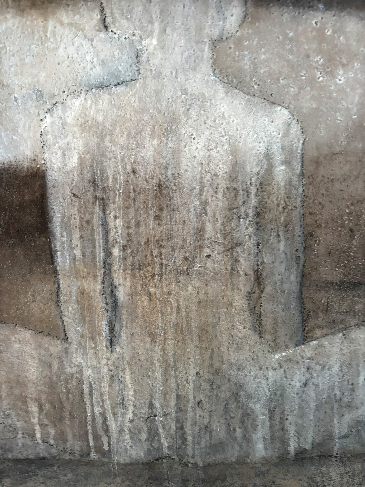 Zwei Figuren mit dem Rücken zum Betrachter, hell und dunkel, Detail Innehalten