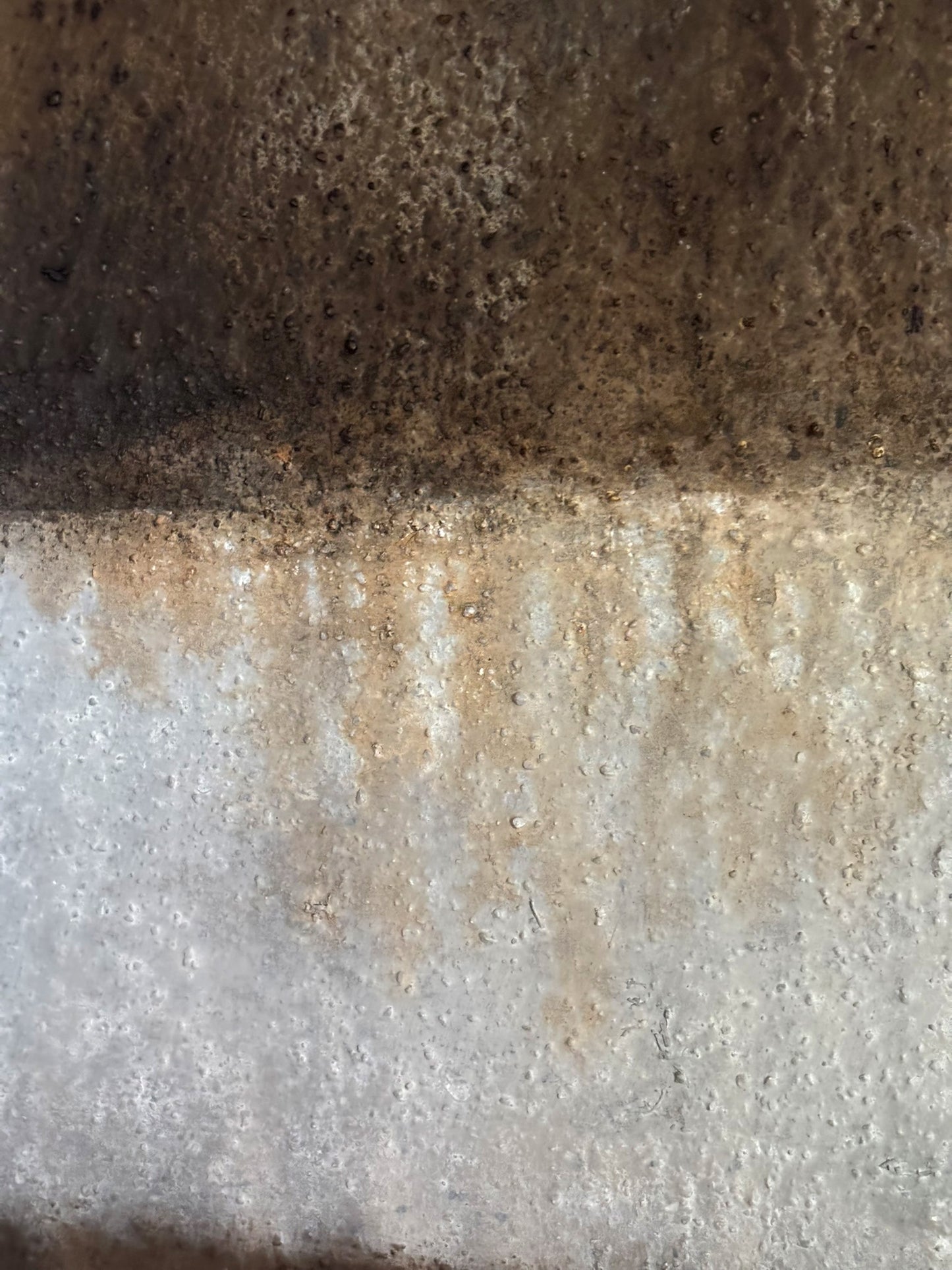 Goldakzent im Bildraum, Symbol für innere Zufriedenheit, Detail Innehalten Cornelia Hauch