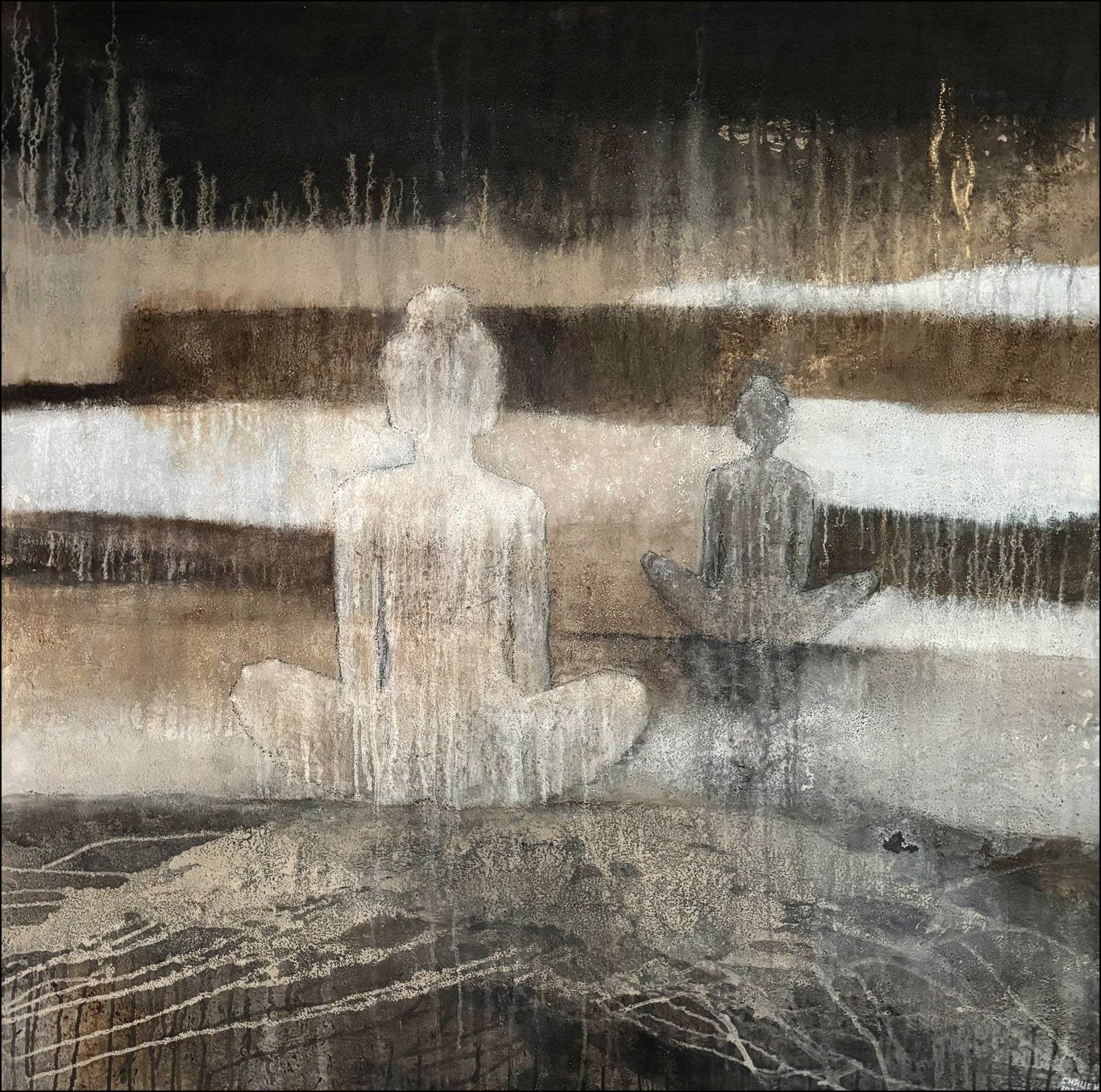 Figuratives Mixed Media Gemälde auf Leinwand mit Erde, Asche und Marmormehl. Eine sitzende menschliche Figur in Meditationshaltung vor erdigen Schichten in Schwarz, Braun und Weiß. Gold als Teil des Raumes. Teil II der Trilogie Unter der Oberfläche von Cornelia Hauch, 120 x 120 cm.