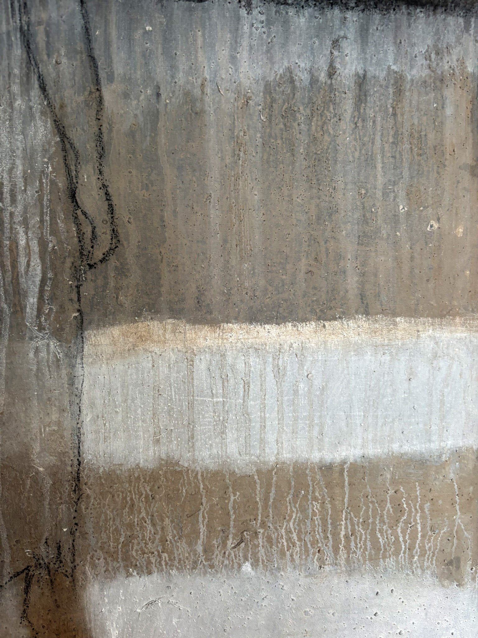 Fließende Schichten in Erdtönen und Schwarz, Detailaufnahme 120×120 cm
