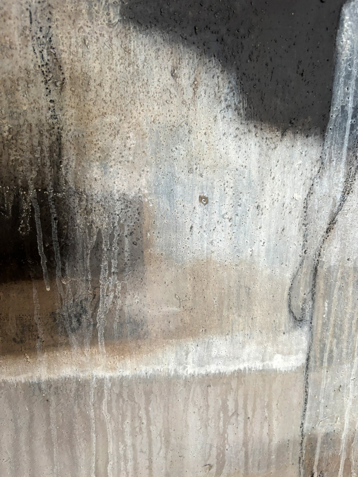 Helle Figur im Vordergrund, zwei dunkle Gestalten dahinter, Detail Weitergehen Cornelia Hauch